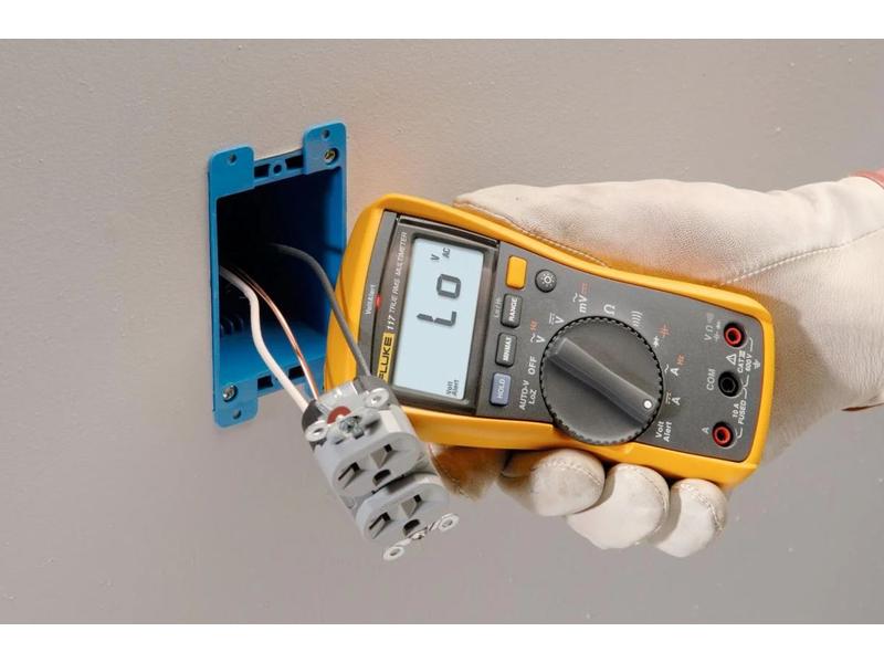 Fluke Multimeter 117 Digital, True RMS, 600 V / 10 A Elektriker-Multimeter mit berührungslosem Spannungstester