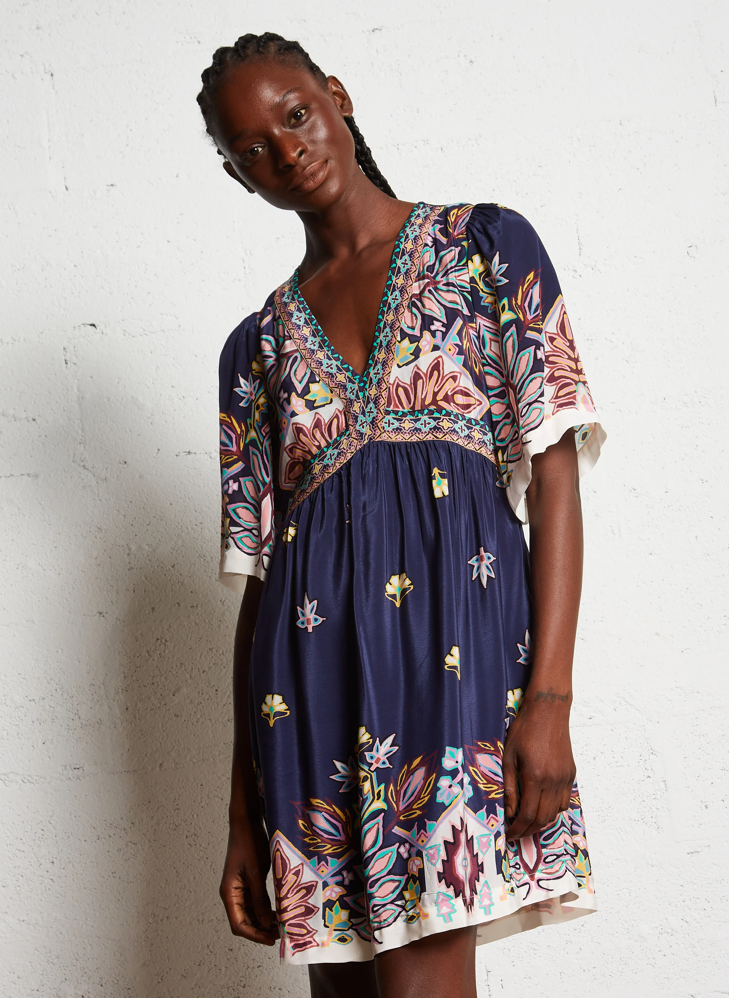 LEVIA - Robe courte col V imprimée | Bleu