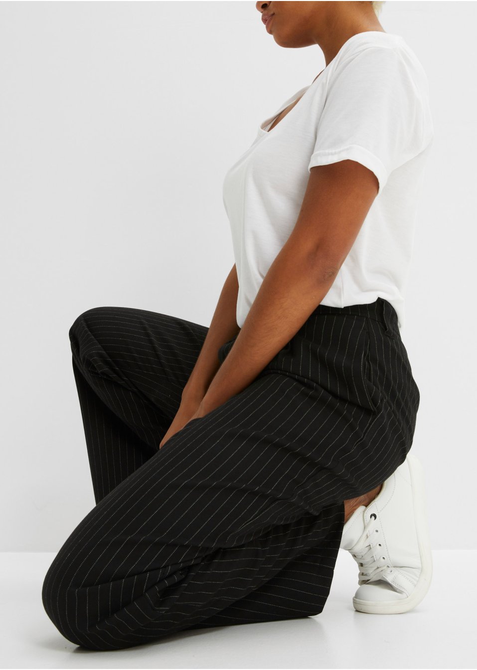Pantalon large à pinces avec fines rayures