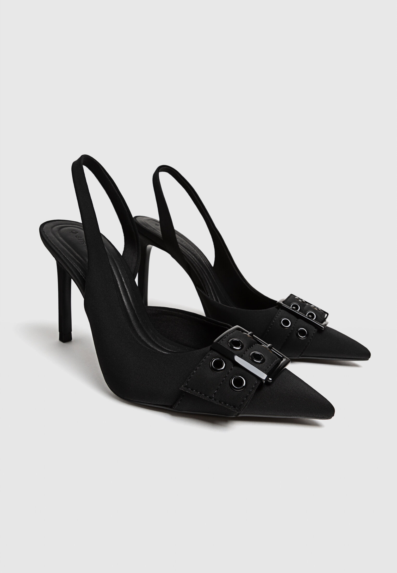 Sapatos de salto alto com fivela e tira no calcanhar