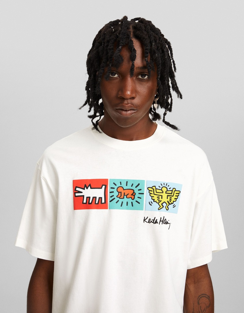Camiseta de manga curta com estampa Keith Haring e modelagem quadrada.