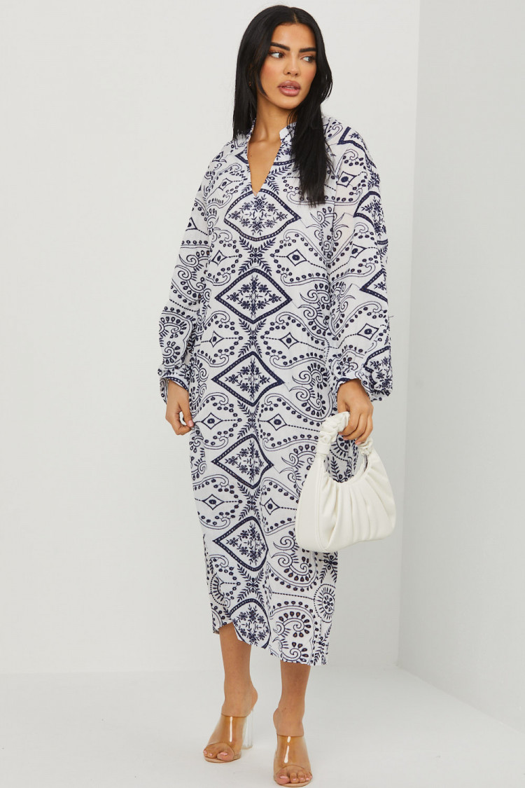 Robe blanche à motifs géométrique bleu foncé
