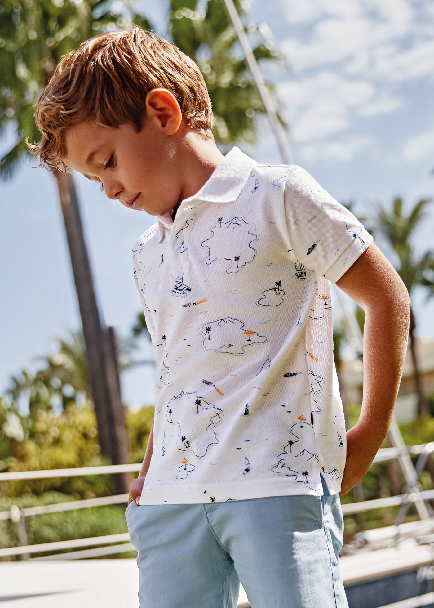 Camisa polo de manga curta com estampa, feita de algodão sustentável para meninos.
