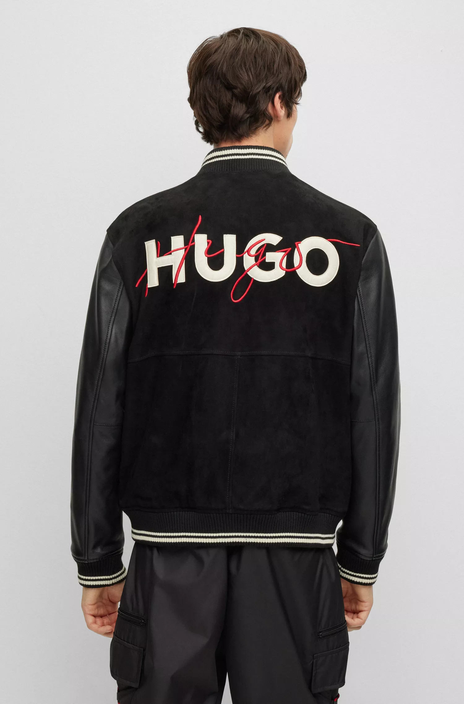 Jaqueta bomber HUGO vermelha estilo universitário em camurça com mangas de couro.