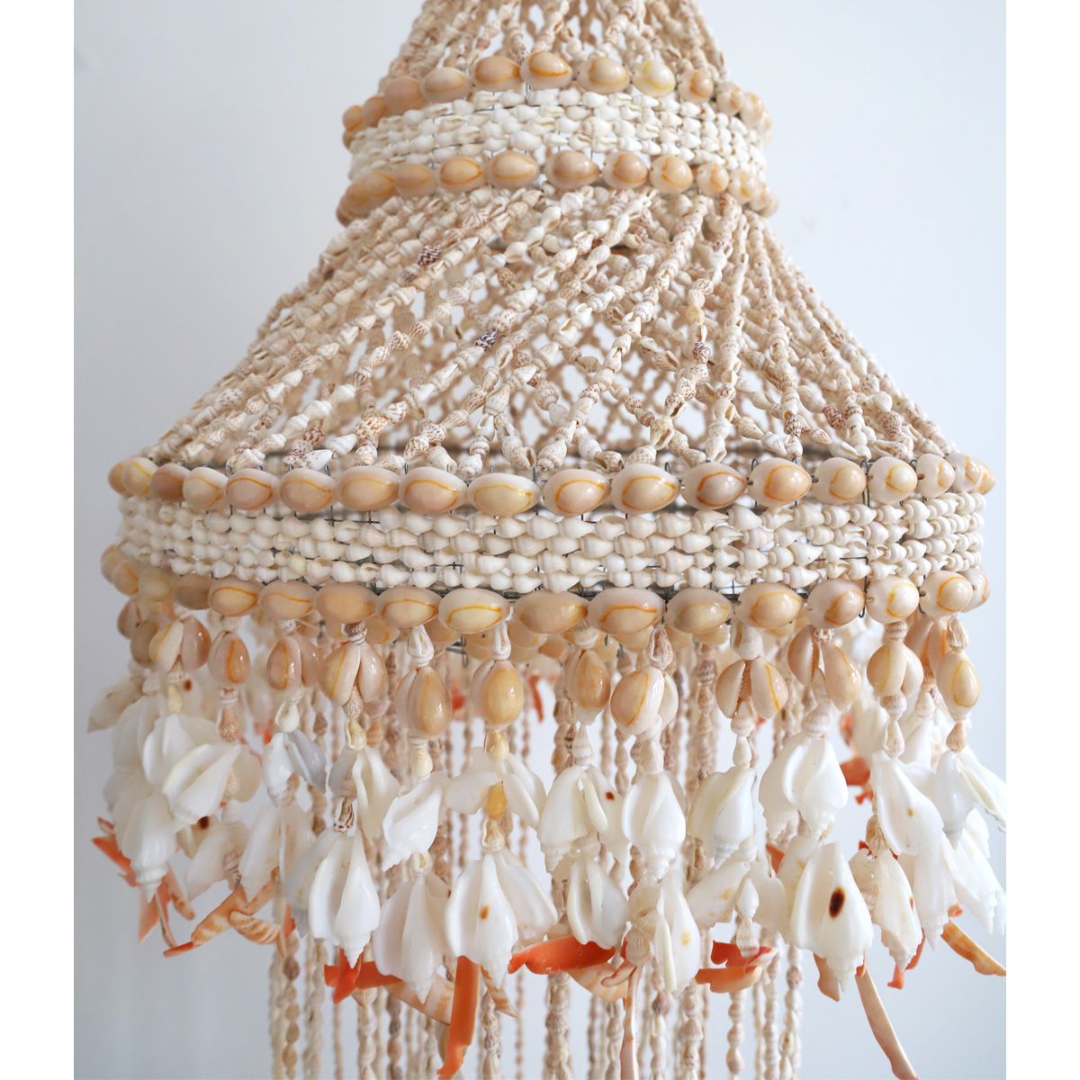Suspension spirale en véritable coquillages .