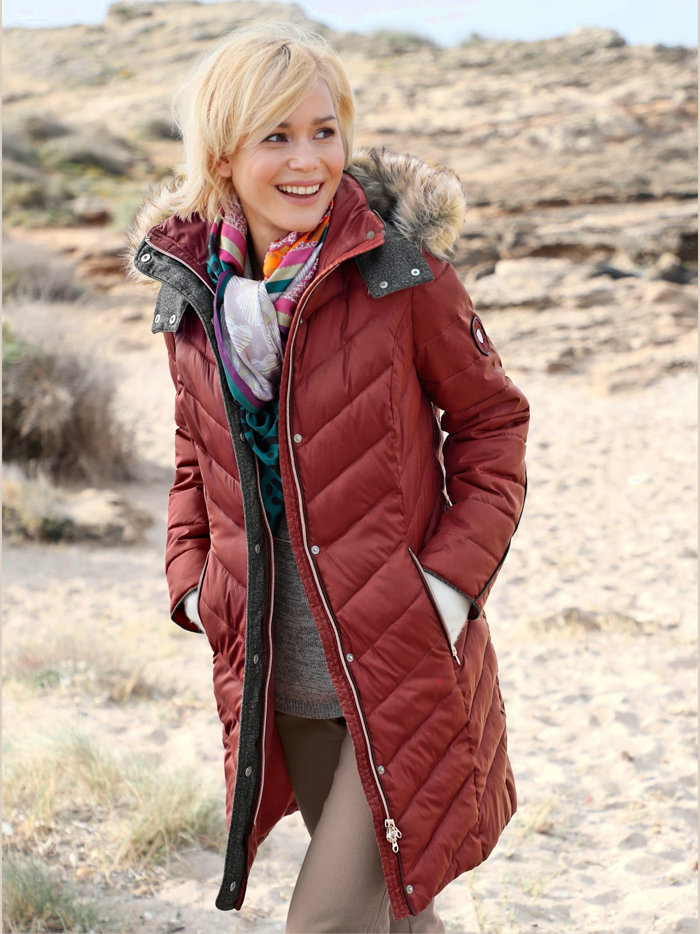 Manteau ultra chaud matelassé coupe cintrée col montant capuche amovible imitation fourrure