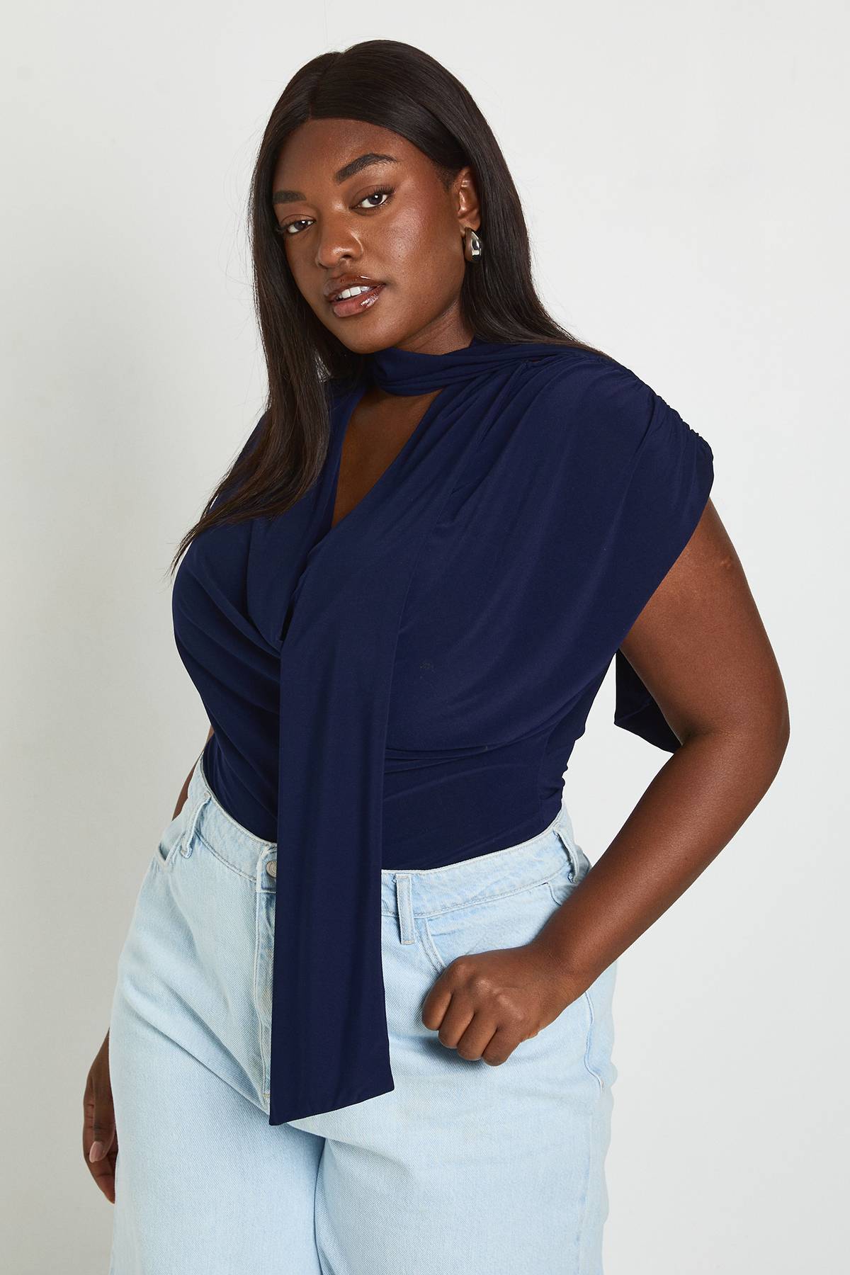 boohoo Body Grande Taille En Tissu Slinky Double Couche Avec Détail Foulard Et Épaules Froncées