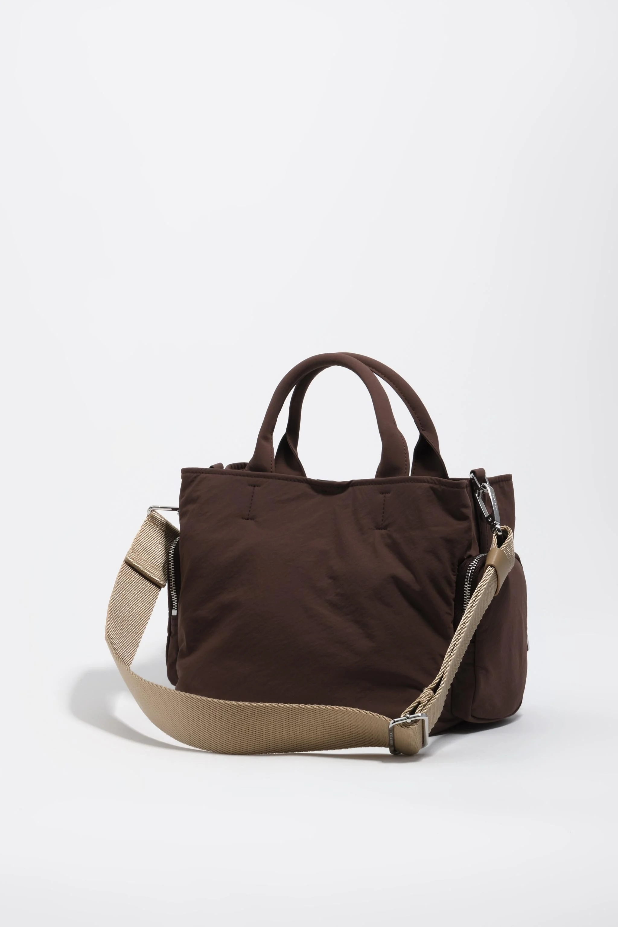 Bolsa transversal grande de nylon marrom escuro com bolsos.