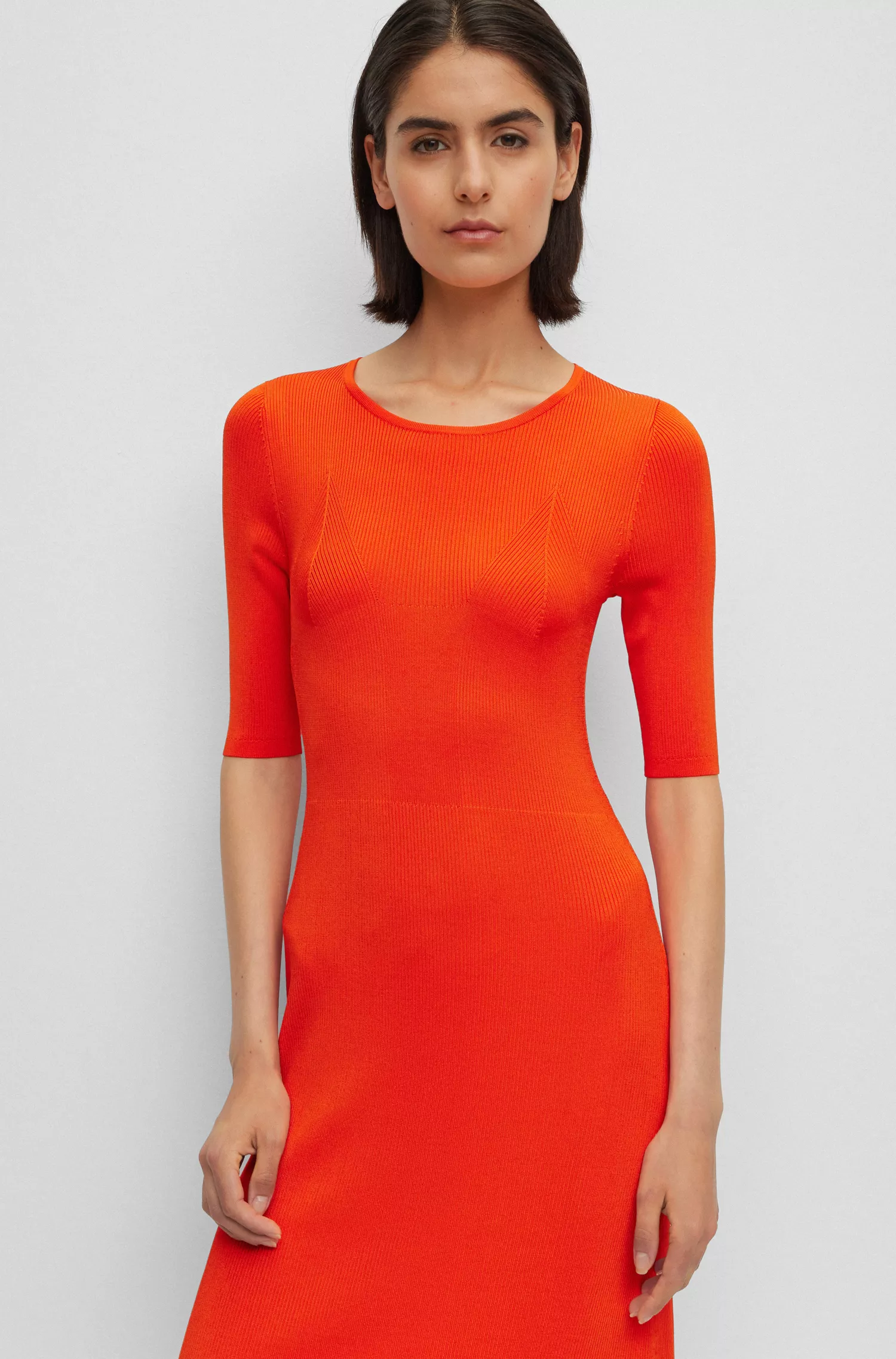 Vestido preto BOSS com mangas curtas e estrutura de tricô.