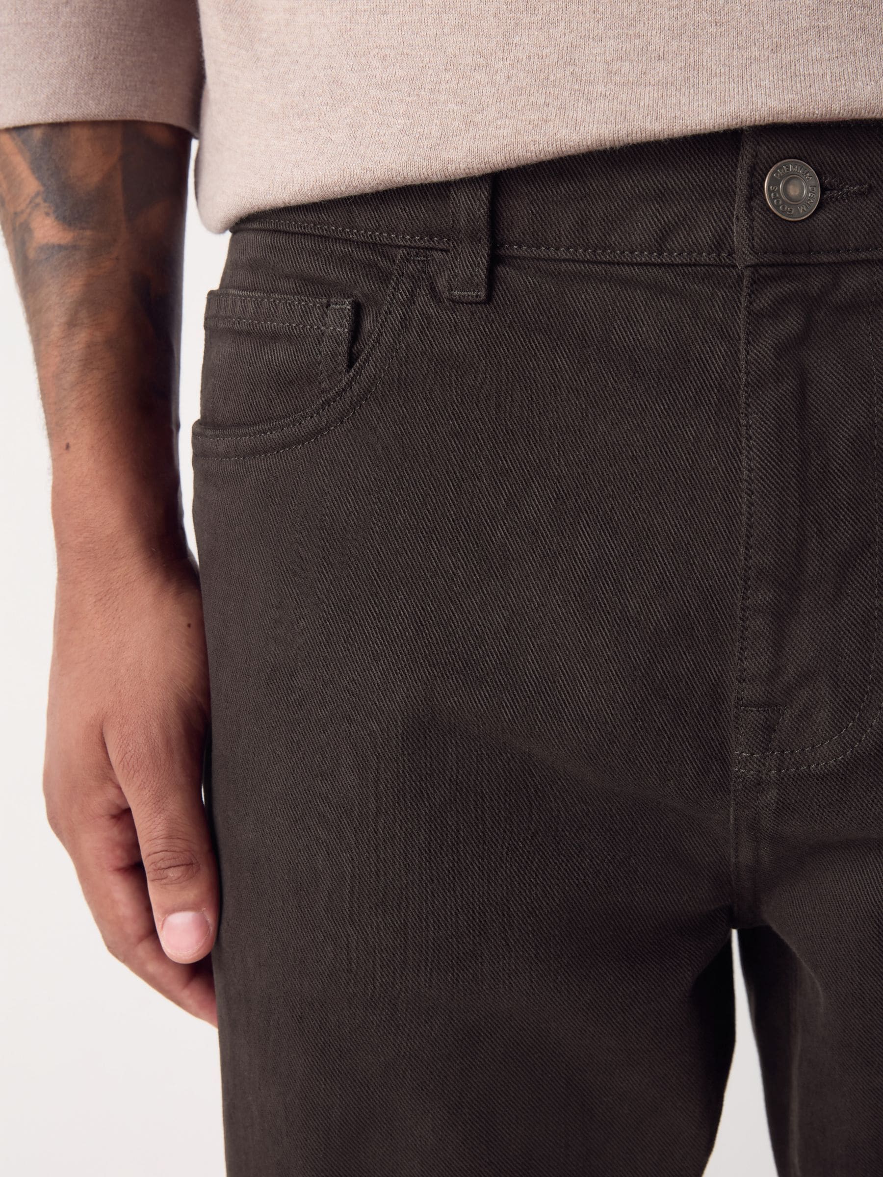 Chocoladebruin - Standaard toelopende pasvorm - Vintage wash denim jeans