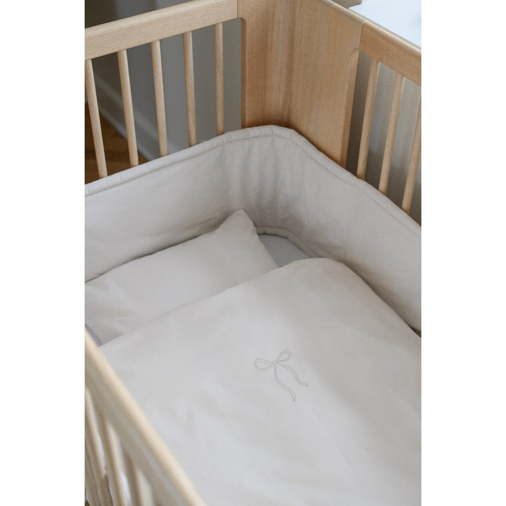 Køb We Are Bitte X Luksusbaby Light Sand Baby Sengetøj Sløjfe