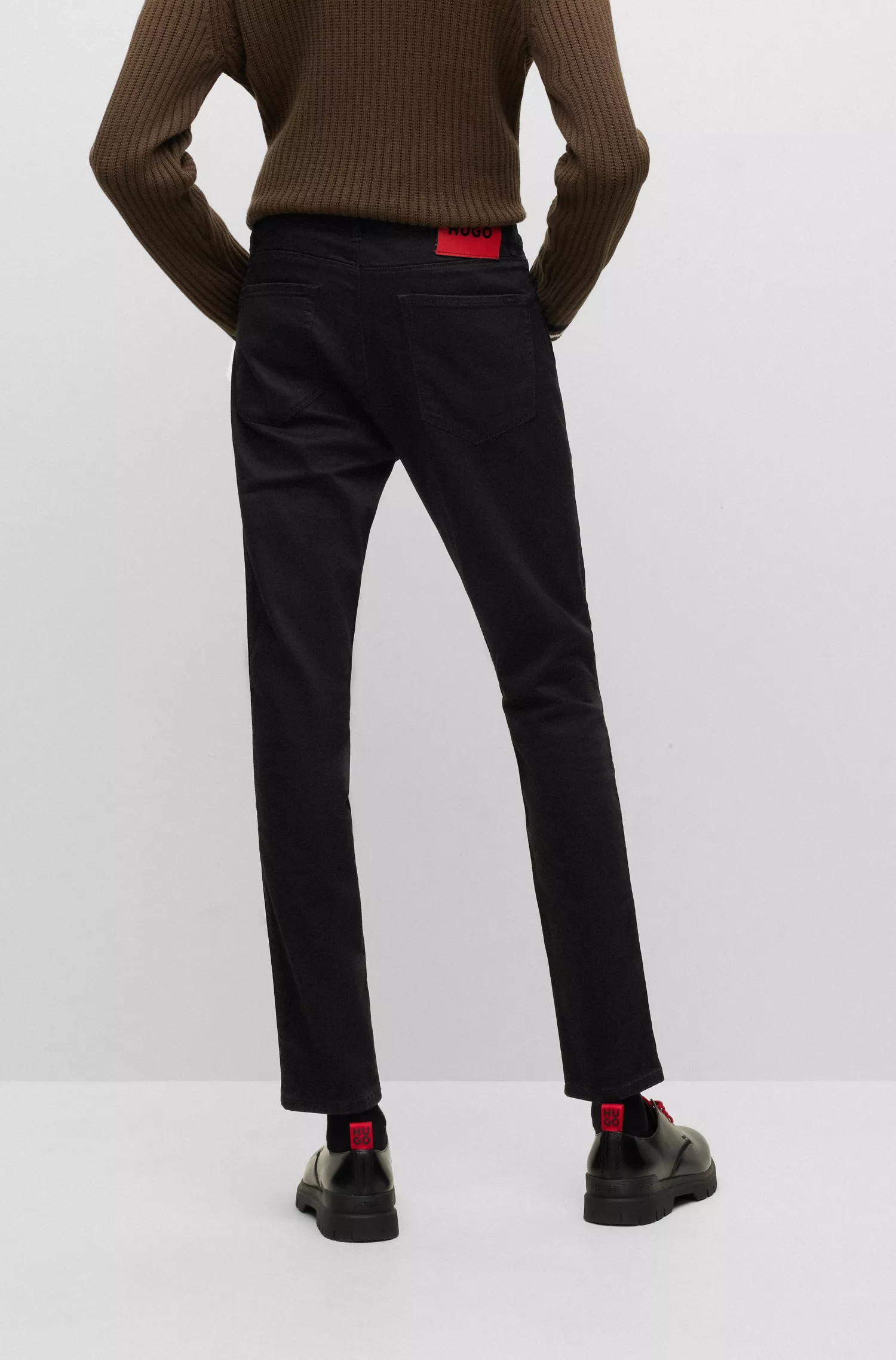 Calça jeans HUGO vermelha, corte extra slim, em denim com elasticidade para maior conforto.