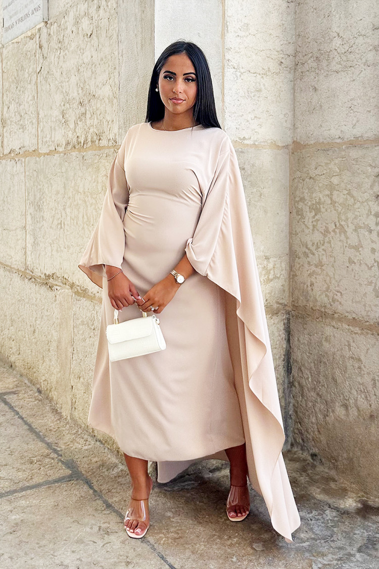 Robe beige ceinturée à empiècement cape