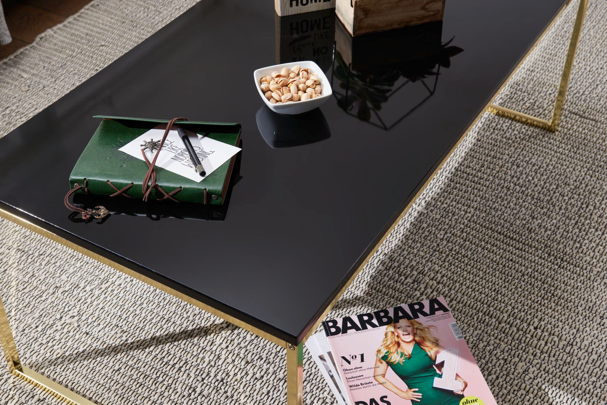 KADIMA DESIGN RIVA Couchtisch, Metall und Holz, filigrane Beine, schwarze Tischplatte, 120x45x60 cm.