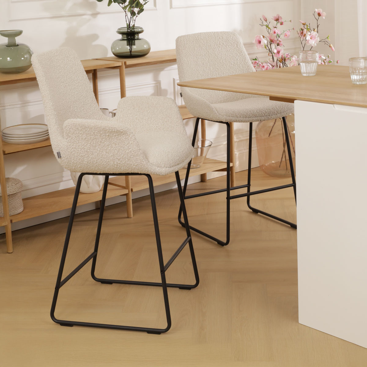 Barkruk Nino-Eef bouclé beige - zwart onderstel - 65 cm