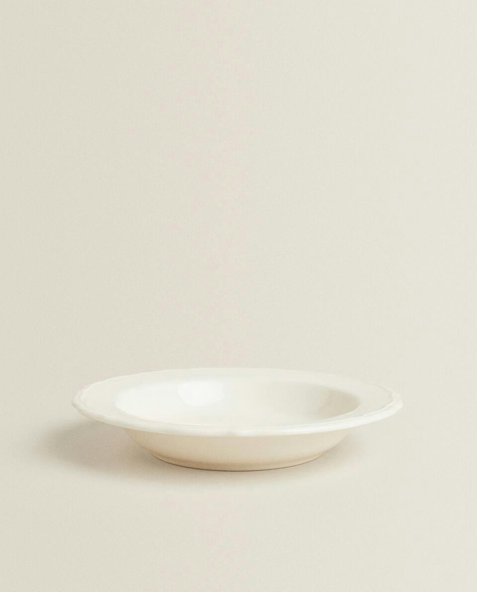Prato de sopa de barro com borda decorada