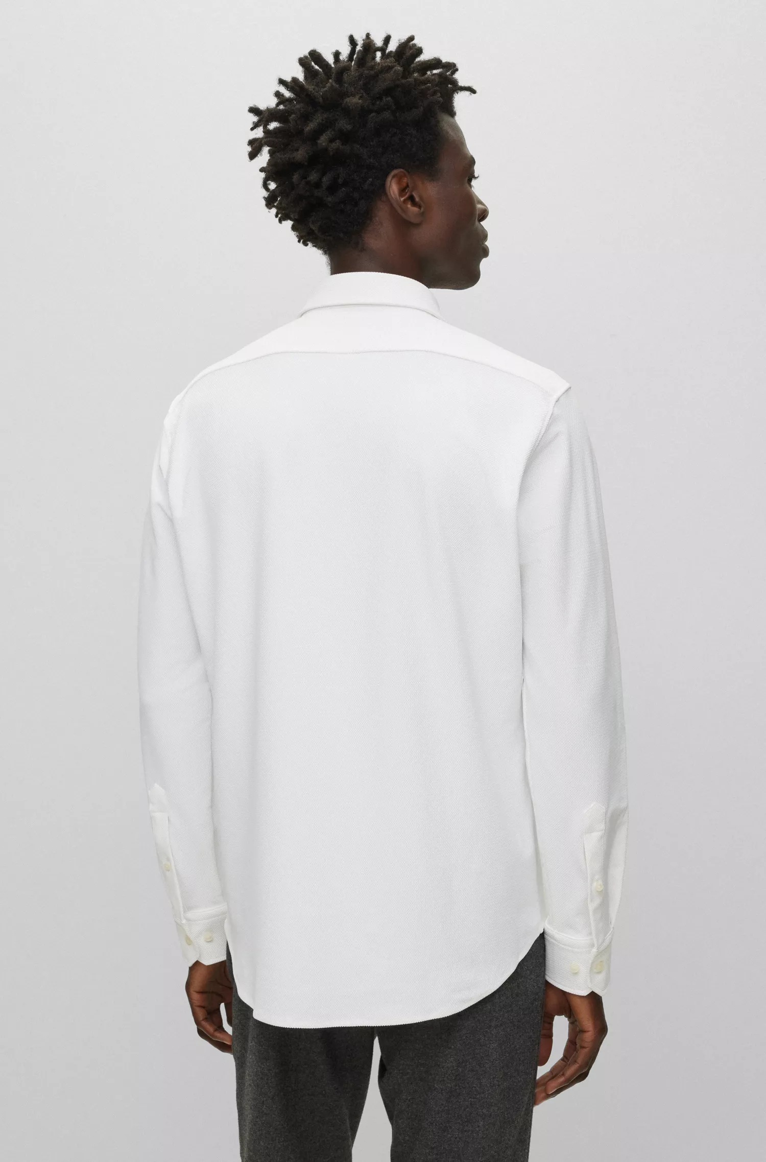 Camisa BOSS preta de corte regular em tecido estruturado de alta performance com elasticidade.