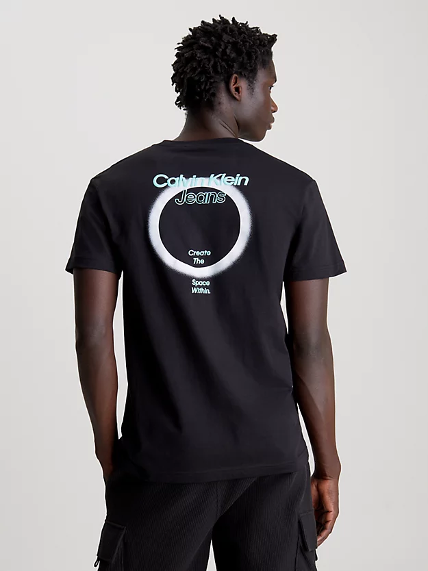 Camiseta com estampa gráfica nas costas