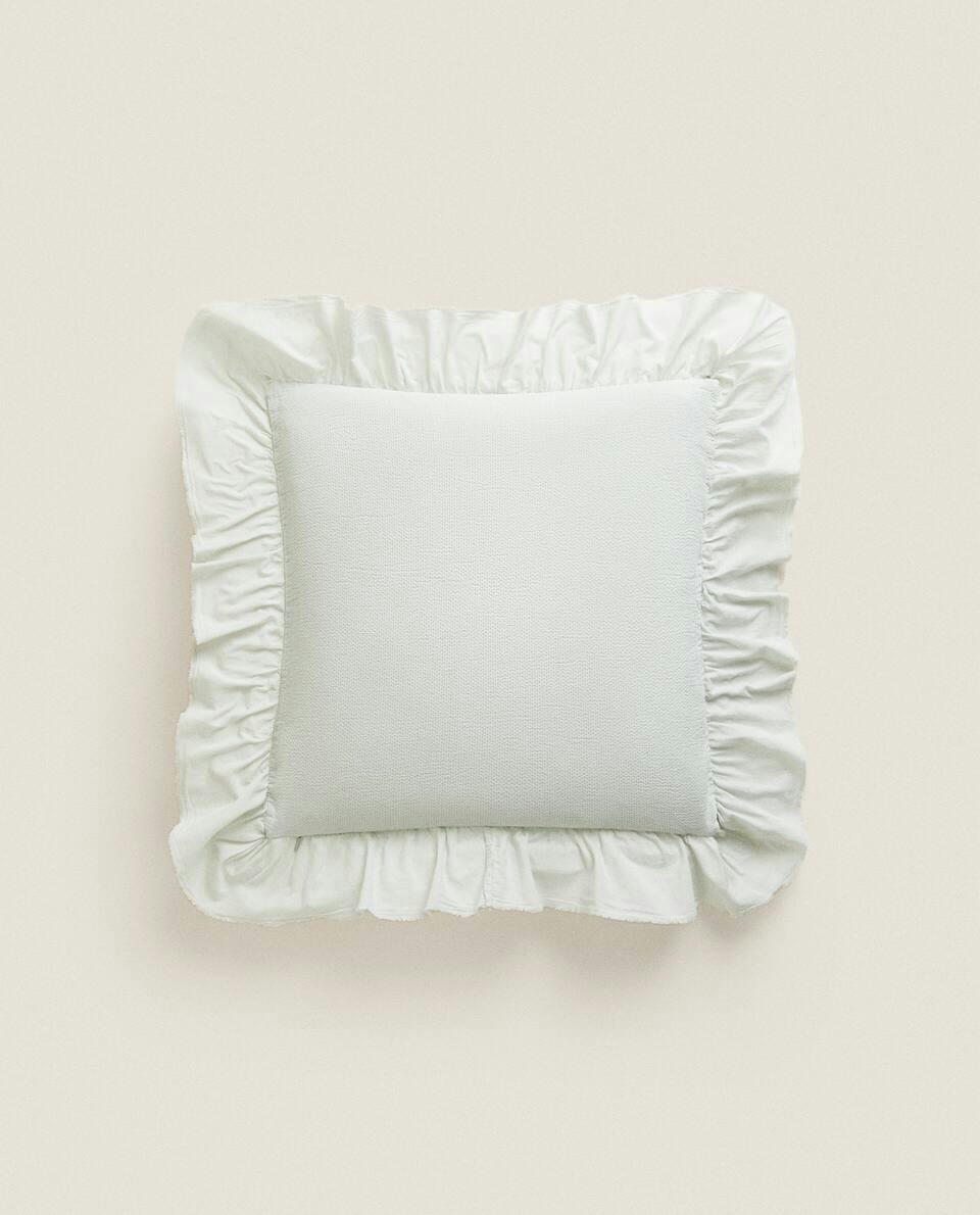 CAPA DE ALMOFADA COM DETALHE DE BABADO