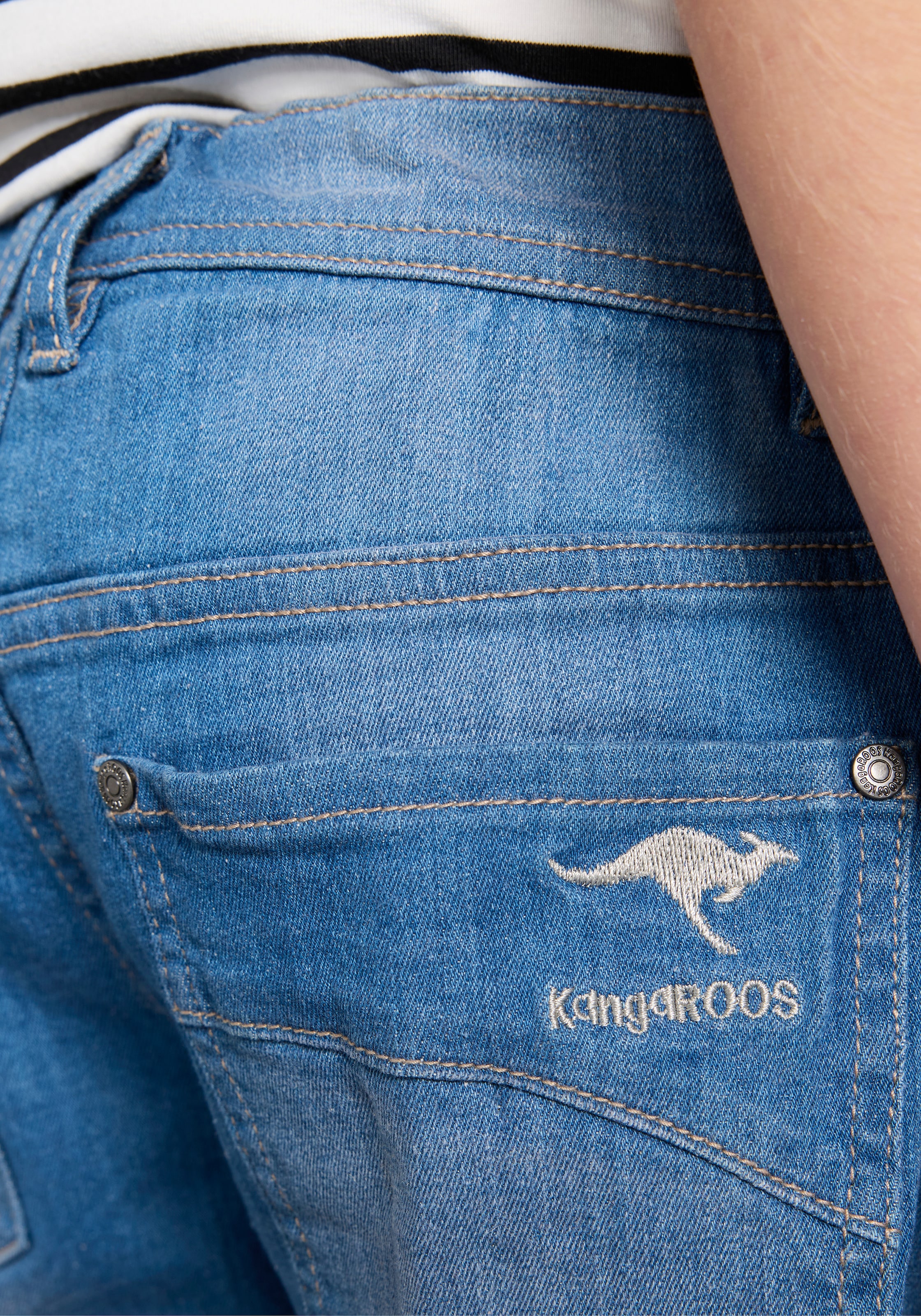 KangaROOS Loose-fit-Jeans »Jeans mit weitem Bein«, , mit Logo-Stickerei