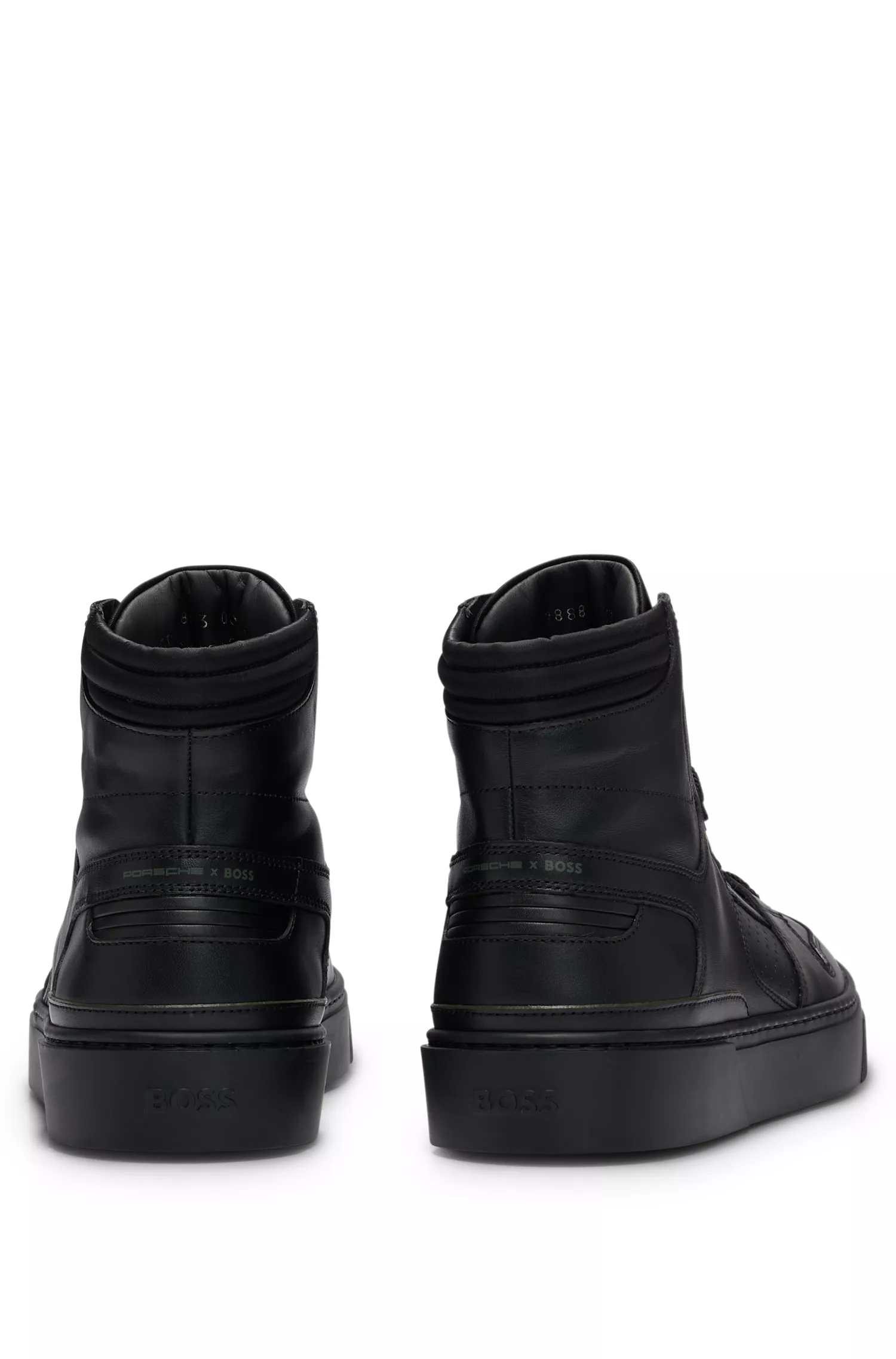Tênis de cano alto BOSS em couro preto Porsche x BOSS com detalhes da marca.