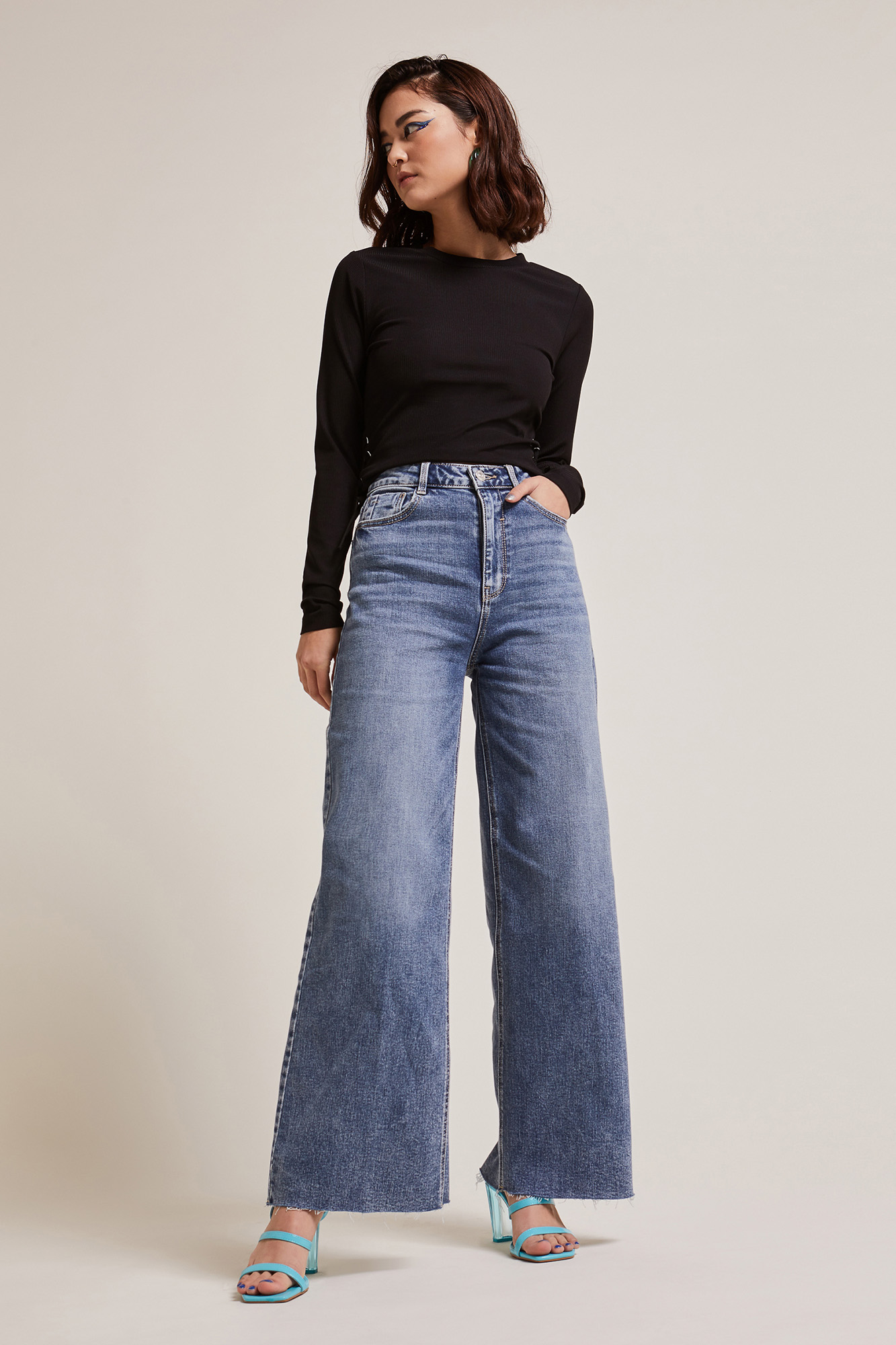 Calça jeans de perna larga com efeito desbotado