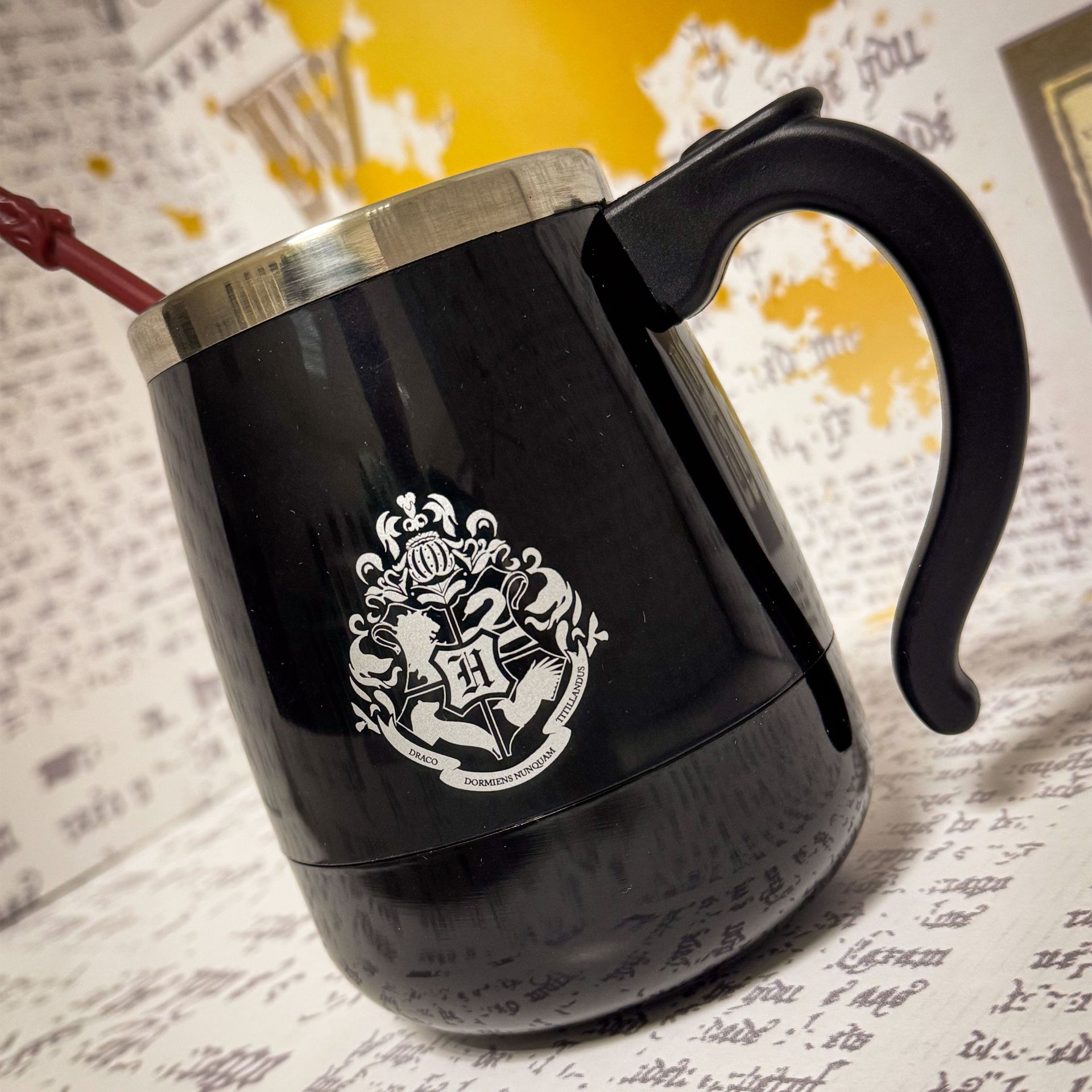 Thumbs Up! – (350ml) Harry Potter Selbstrührende Edelstahl Tasse Geschenk Tee Cup mit Zauberstab inkl. AAA Batterien (2000129) Lizenziert - Schwarz