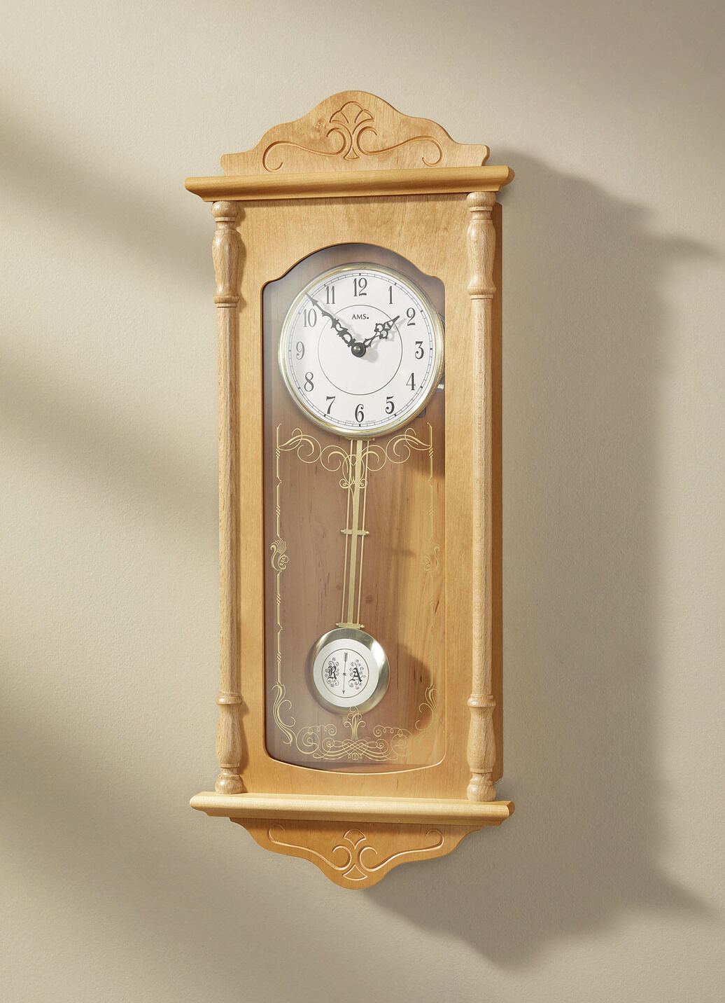 Wanduhr mit Regulatorgehäuse aus Holz