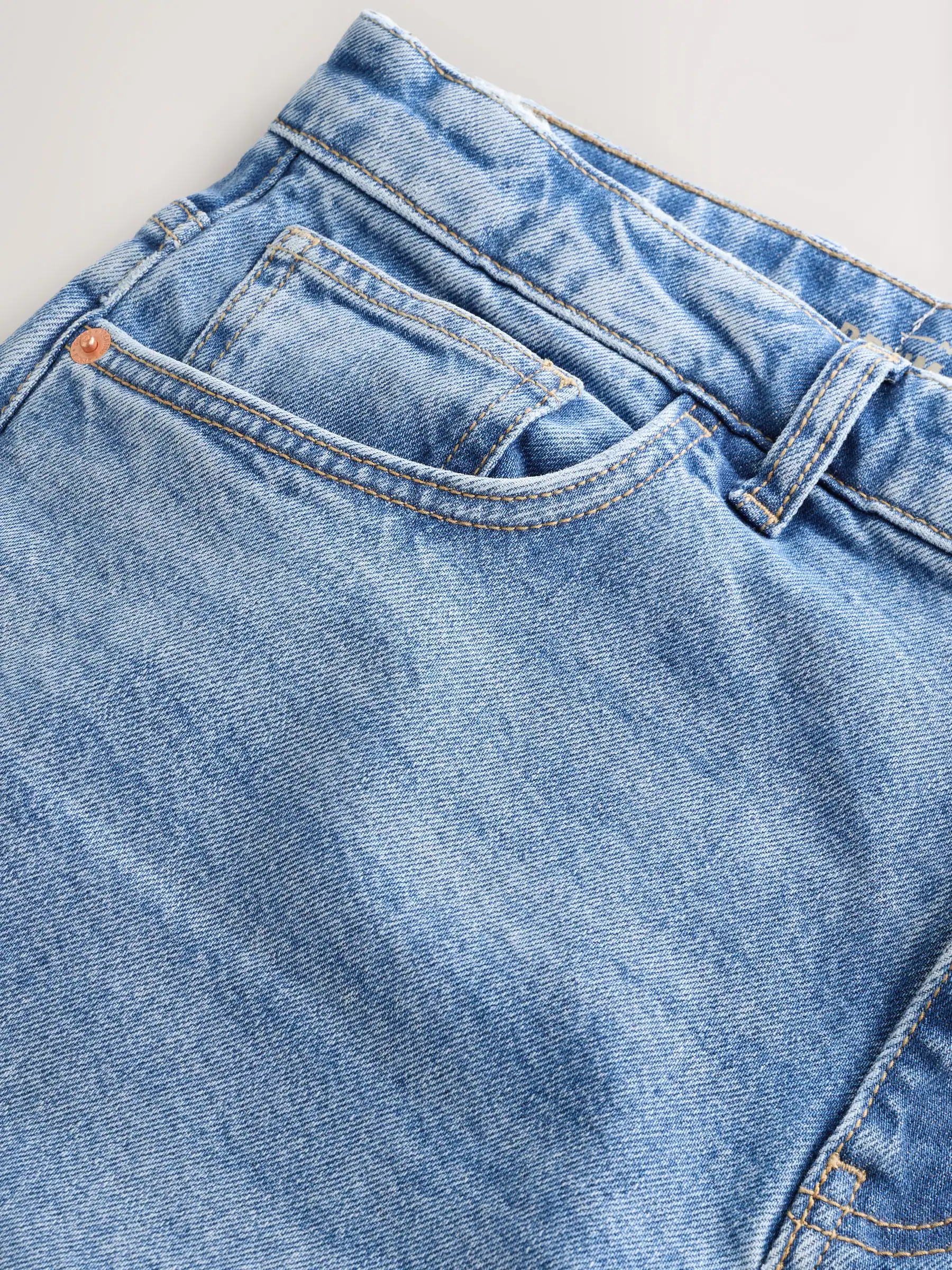 Lichtblauw - Relaxte uitlopende pasvorm - Vintage wash denim jeans