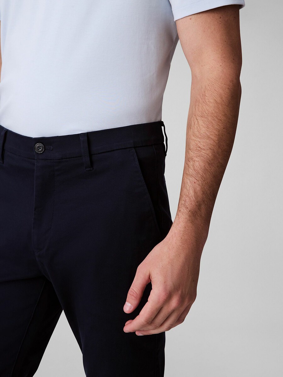CALVIN KLEIN<br>Calça chino em tecido stretch
