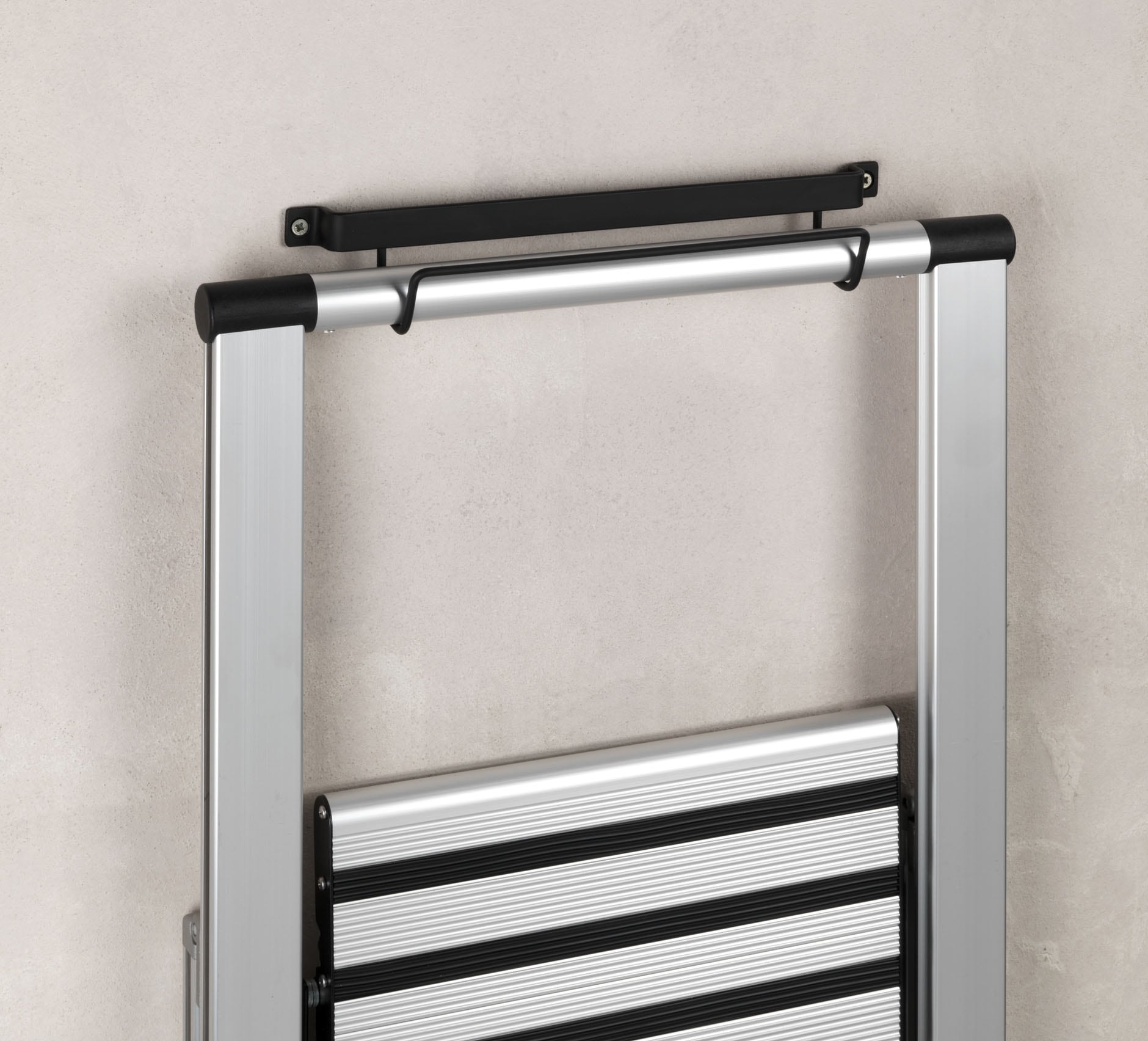 WENKO Trittleiter »Modell Alu-Design« 2 Stk. tlg. stabile Klapptritt Leiter, rutschsicher, bis 150 kg, mit Leiternhalter