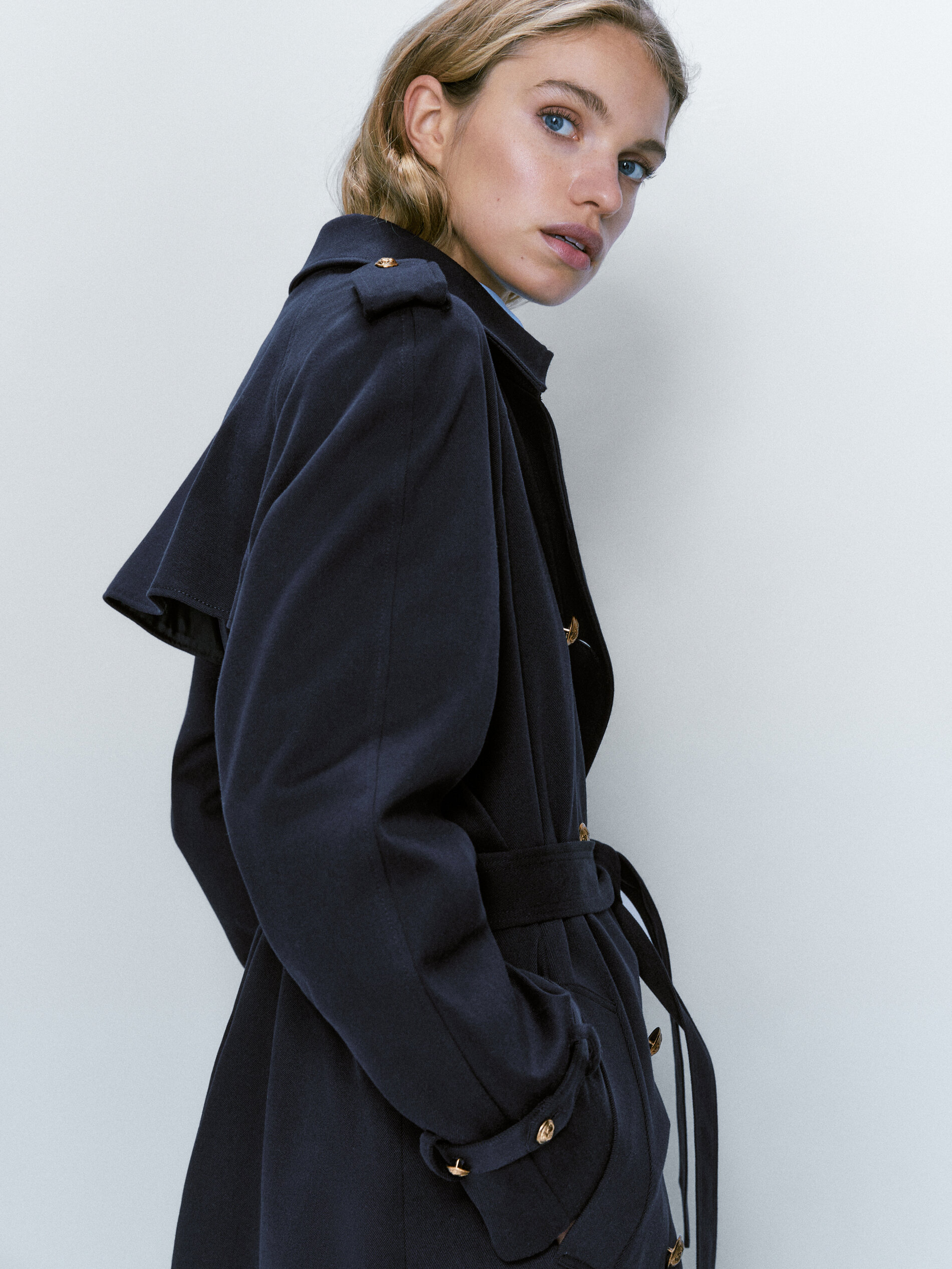Trench coat com botões dourados - AZUL MARINHO
