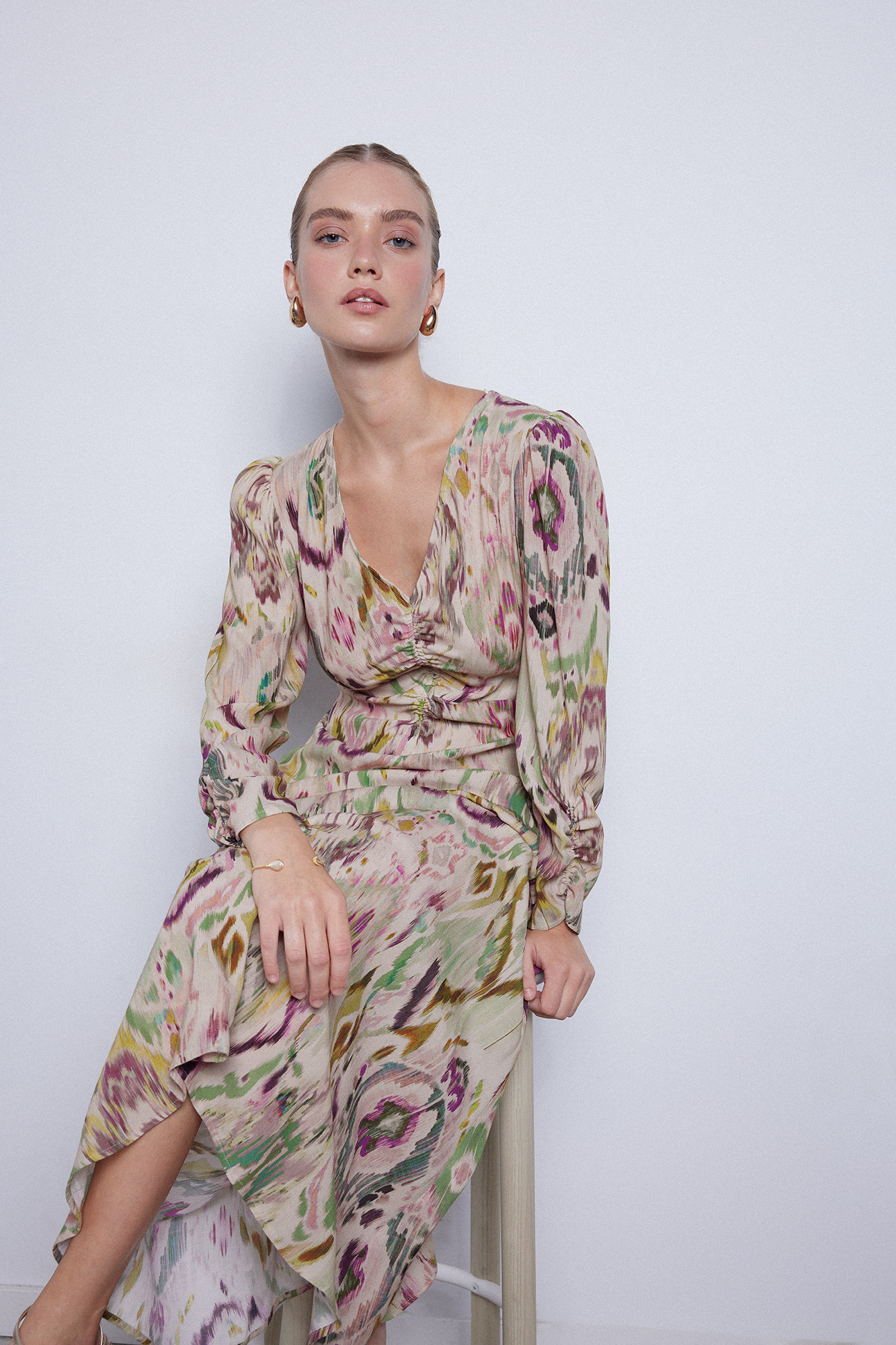 Vestido estampado com decote em V