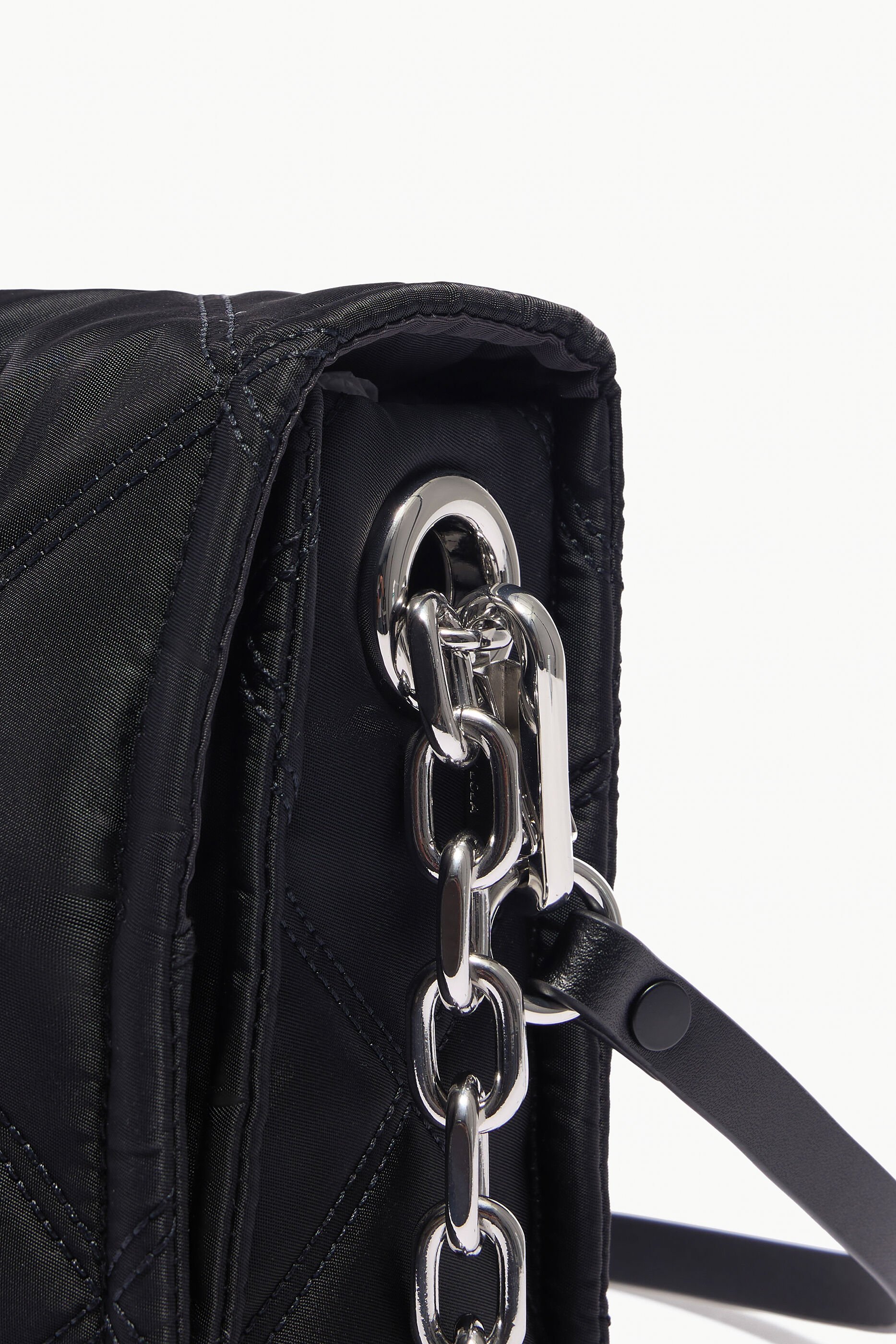 Bolsa de ombro M em nylon com aba, preta.