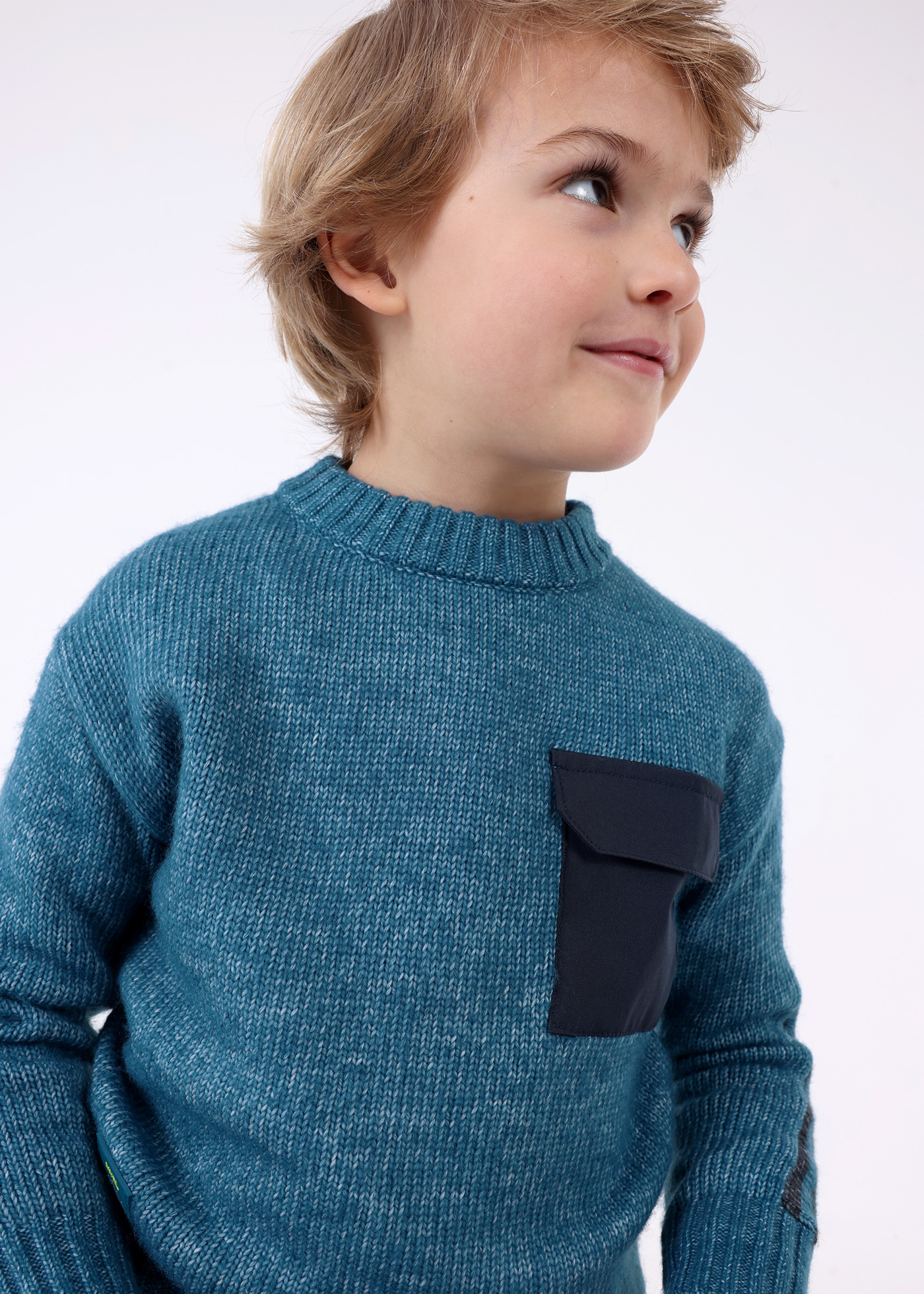 Suéter de bolso feito com fibra reciclada para meninos
