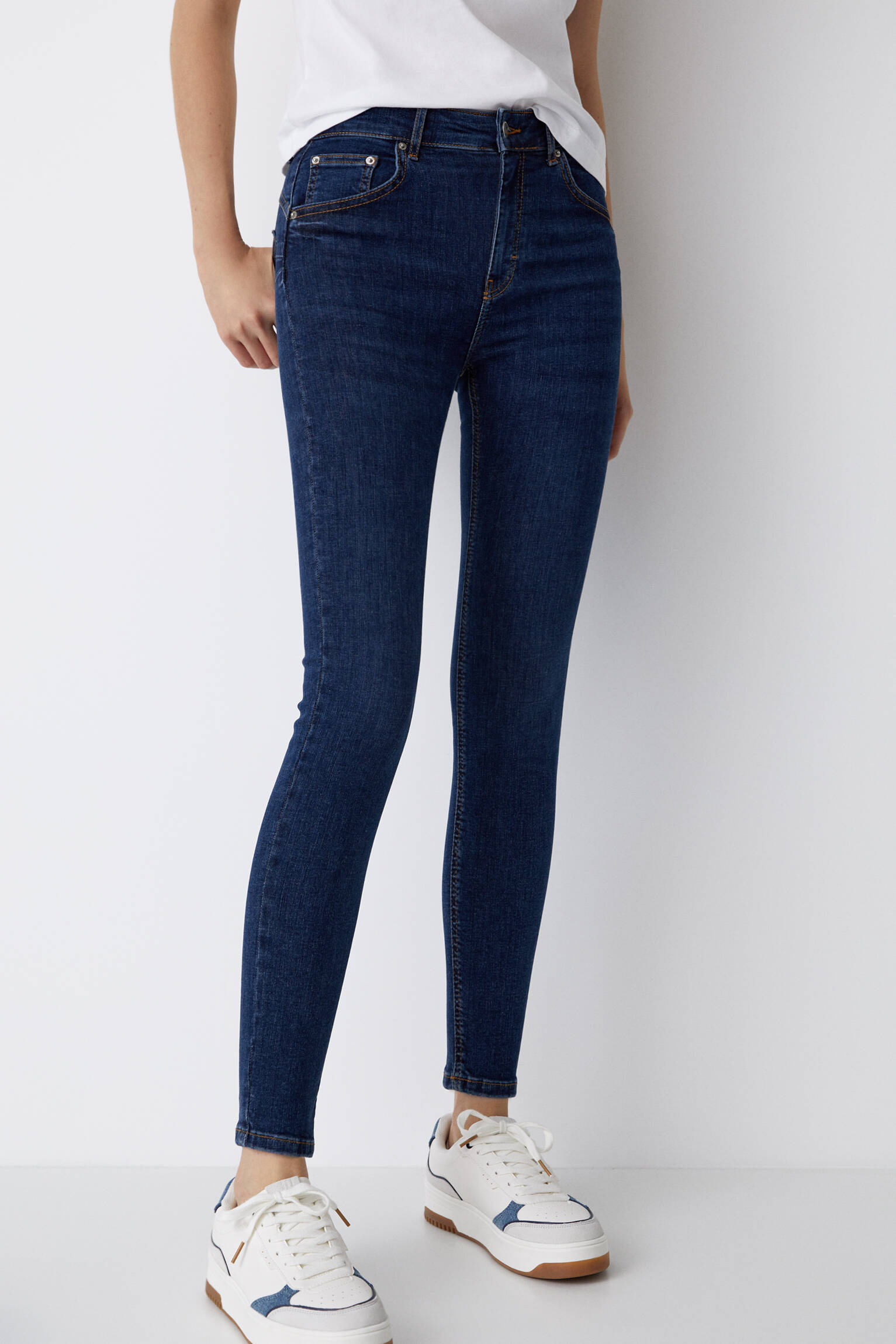 Calça jeans push-up de cintura média - azul escuro