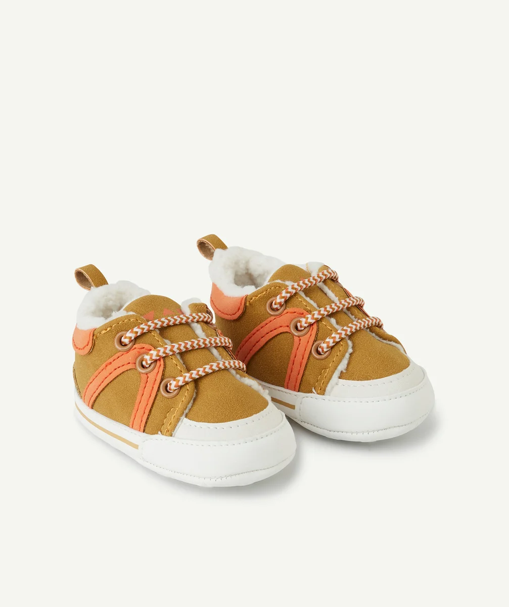 CHAUSSONS TYPE BASKETS BÉBÉ MARRON ET ORANGE AVEC BOUCLETTES
