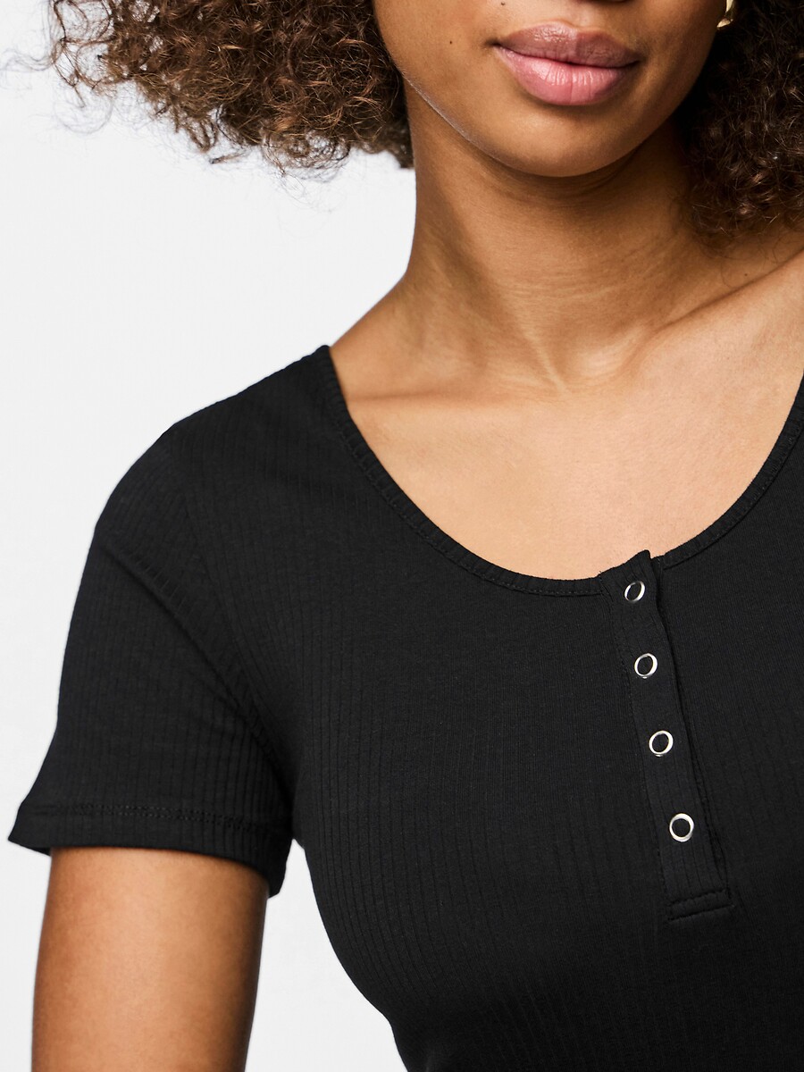 PEÇAS<br>Camiseta com fechamento por botões