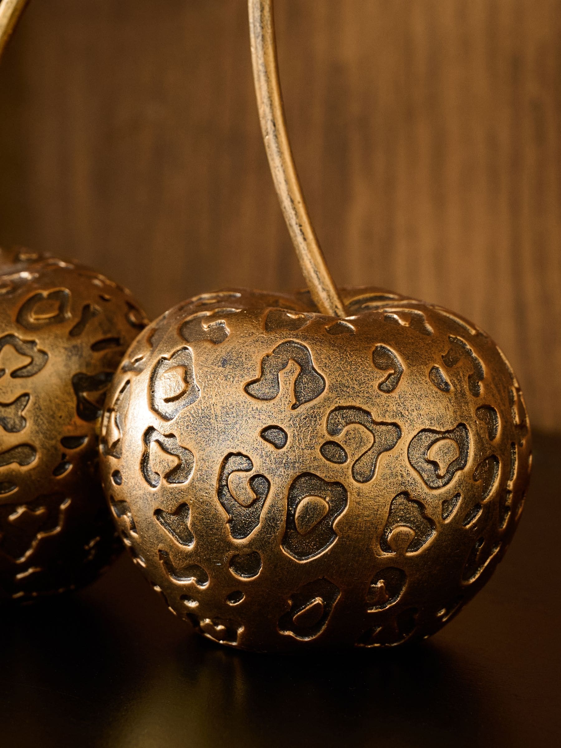 Ornament met luipaardreliëf en kersen
