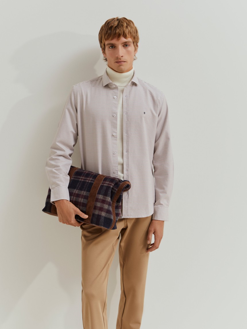 Camisa slim fit às riscas