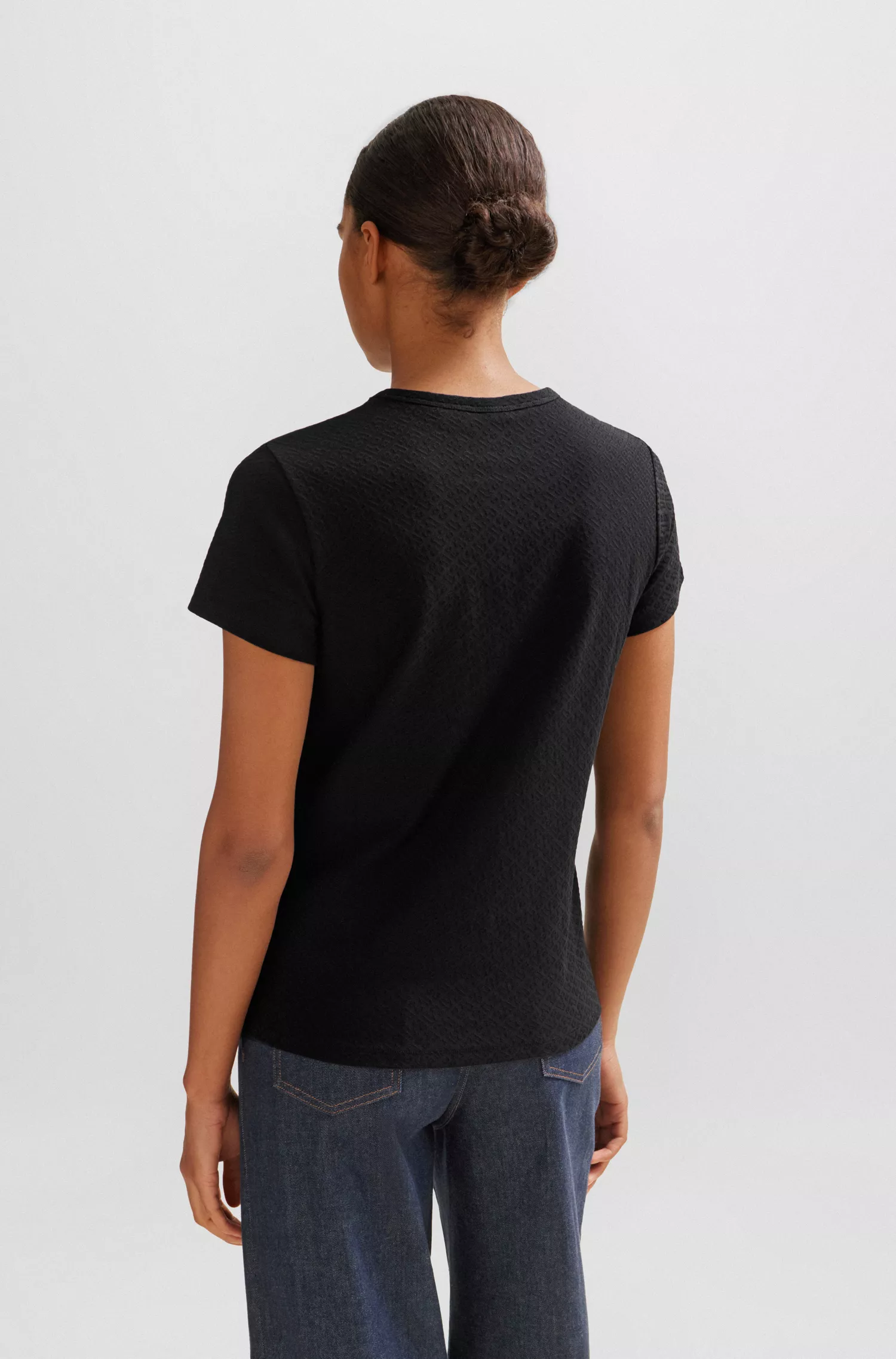Camiseta BOSS preta em mistura de algodão com monogramas tricotados em estrutura 3D.
