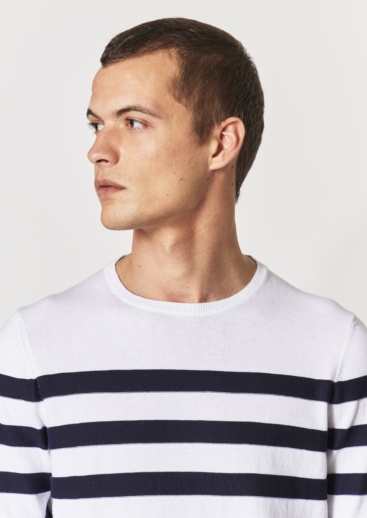Pull col rond en coton blanc à rayures bleu marine