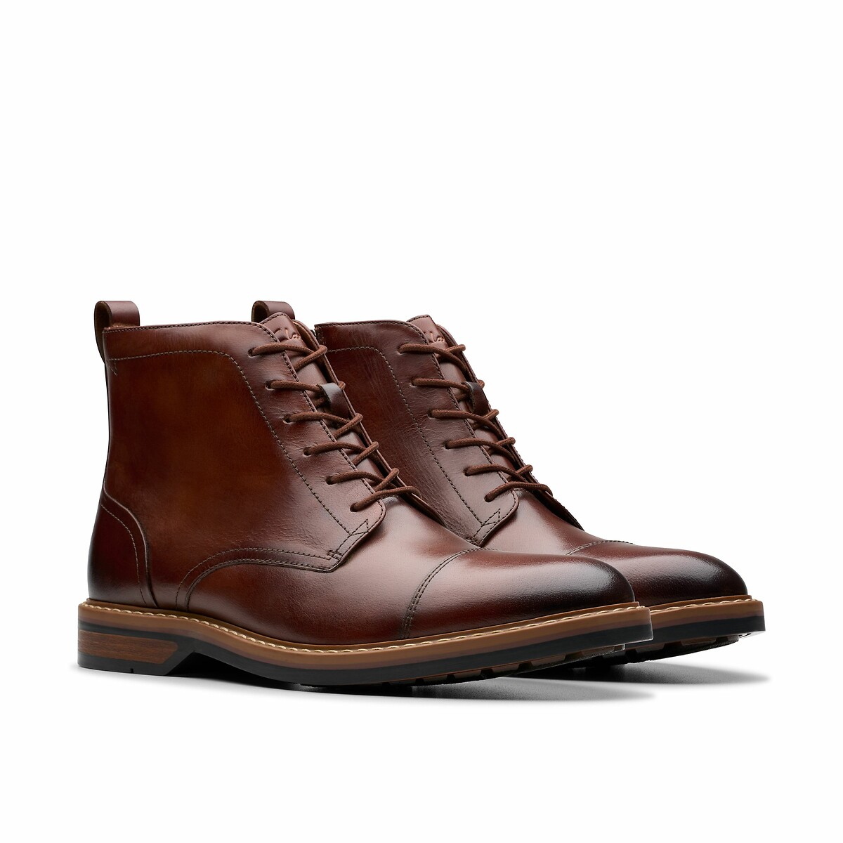 CLARKS<br>Botas de couro Aldwin com cadarços