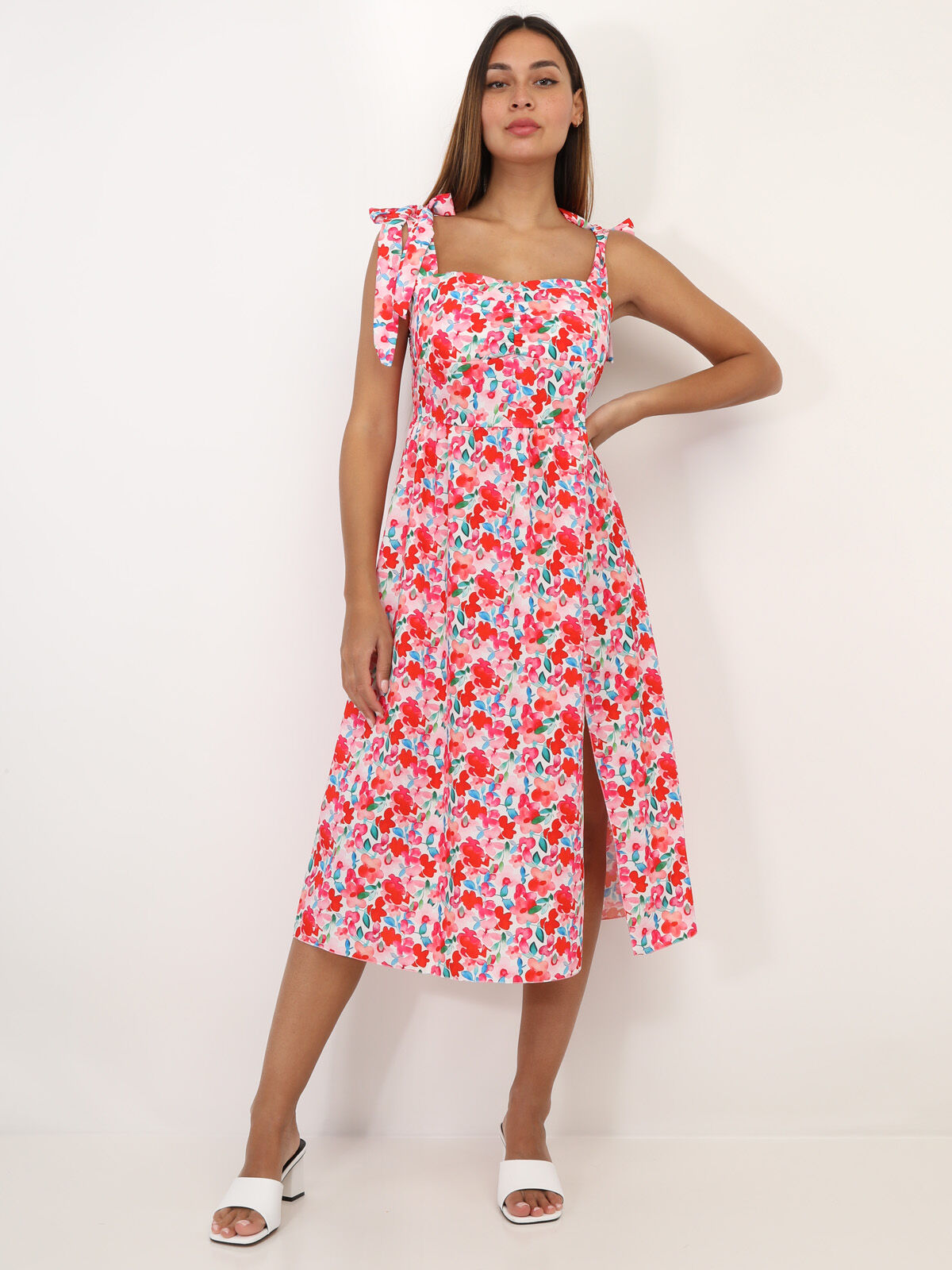 Robe fleurie fendue et nouée aux épaules- Rouge