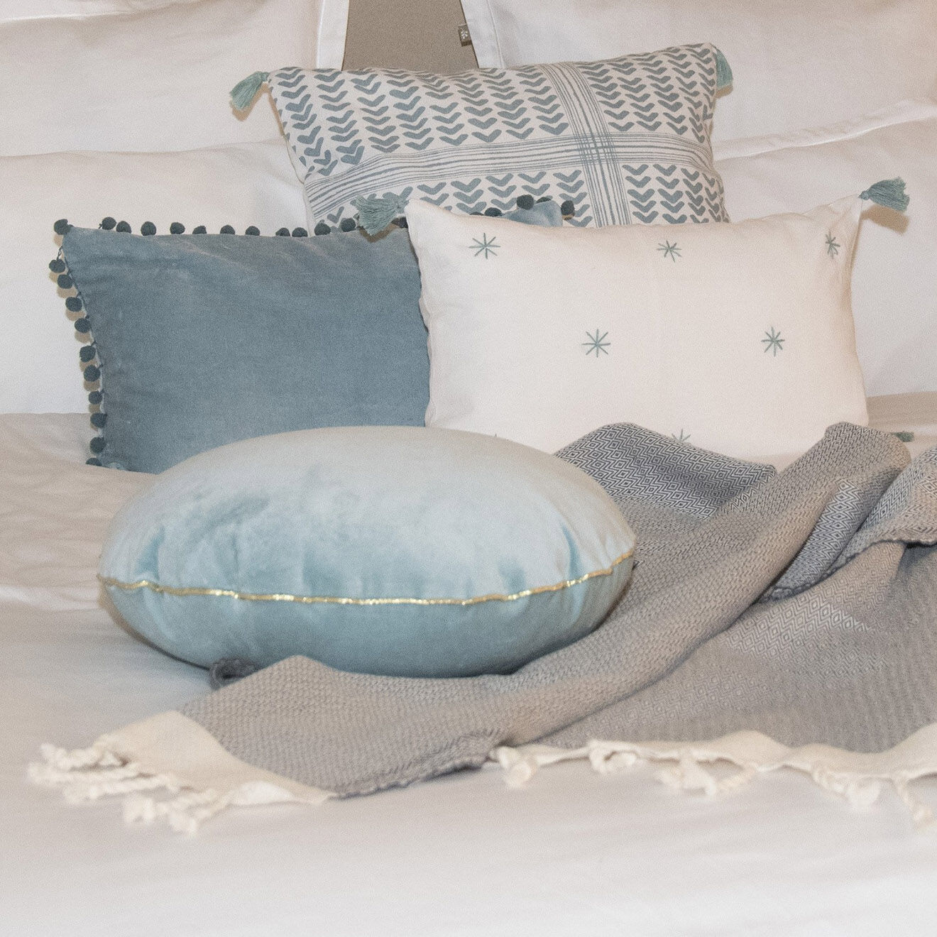 Febronie Coussin rond en velours de coton Bonbon bleu - D. 43cm