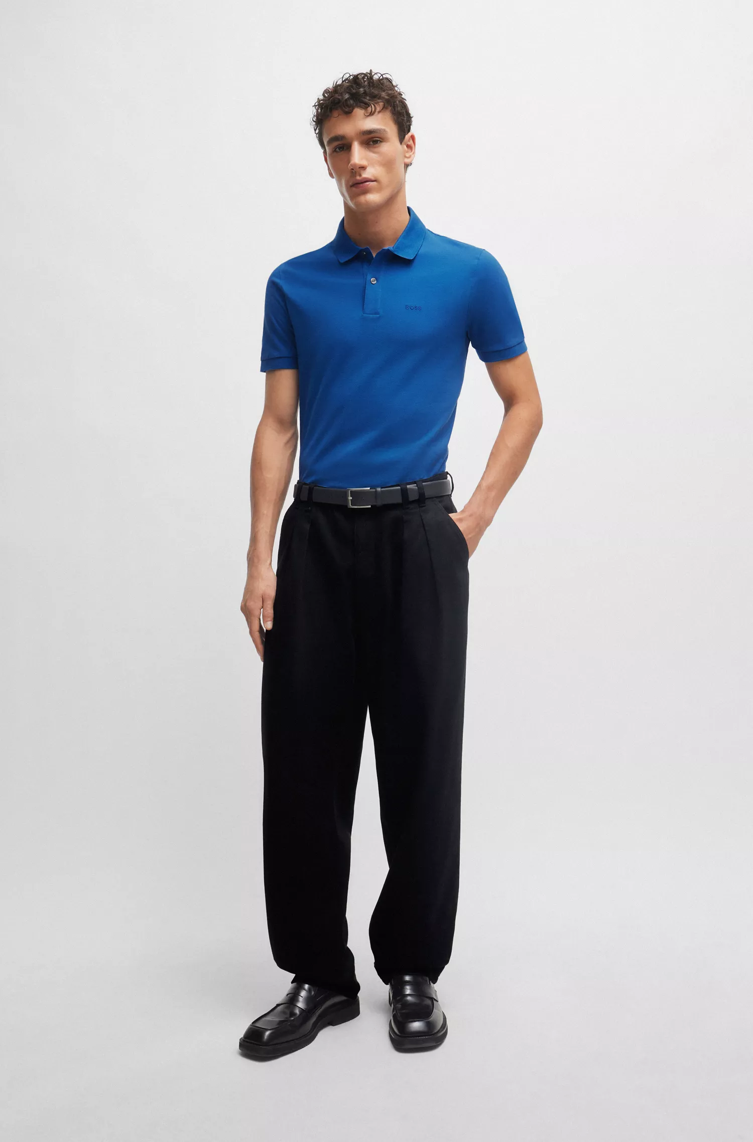 Camisa polo BOSS preta em algodão orgânico com logotipo bordado.