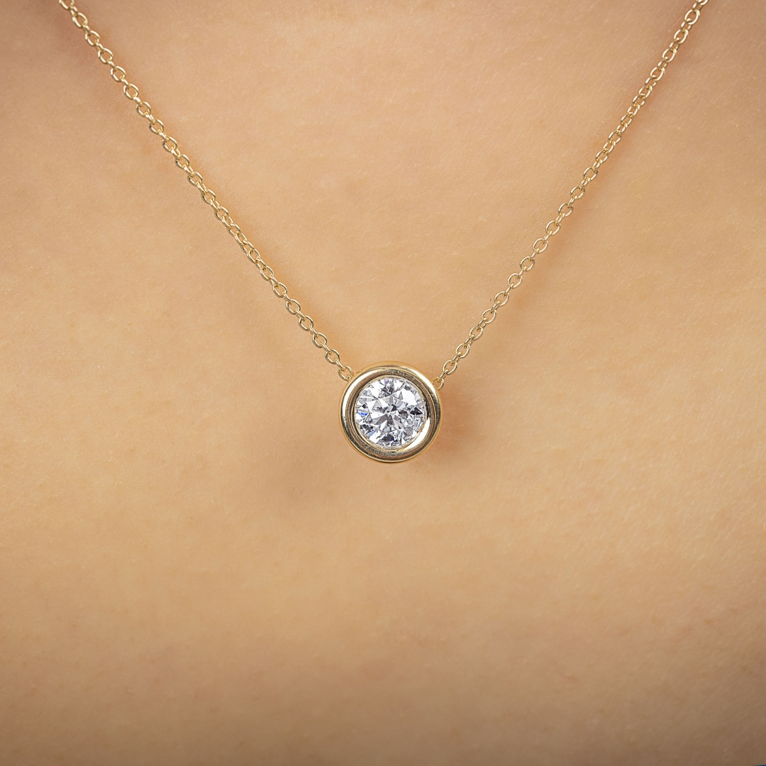 Collier mit Anhänger 750/18 K Gelbgold mit GIA-Diamant 0.70 ct H/si in Zargenfassung