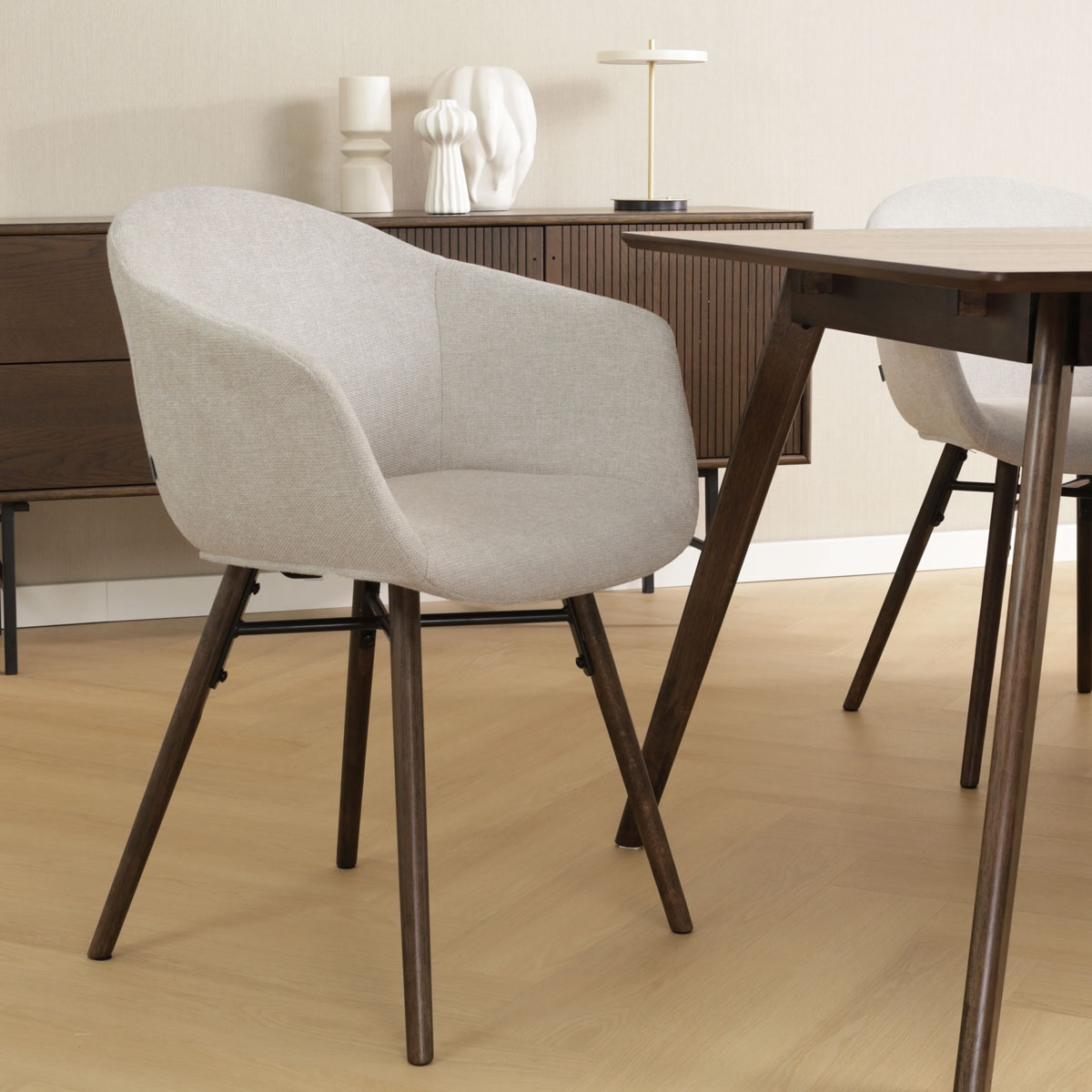 Eetkamerstoel Nena-Otis beige - walnoot houten onderstel
