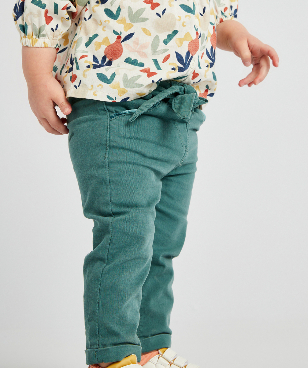 PANTALON CHINO BÉBÉ FILLE VERT AVEC CEINTURE