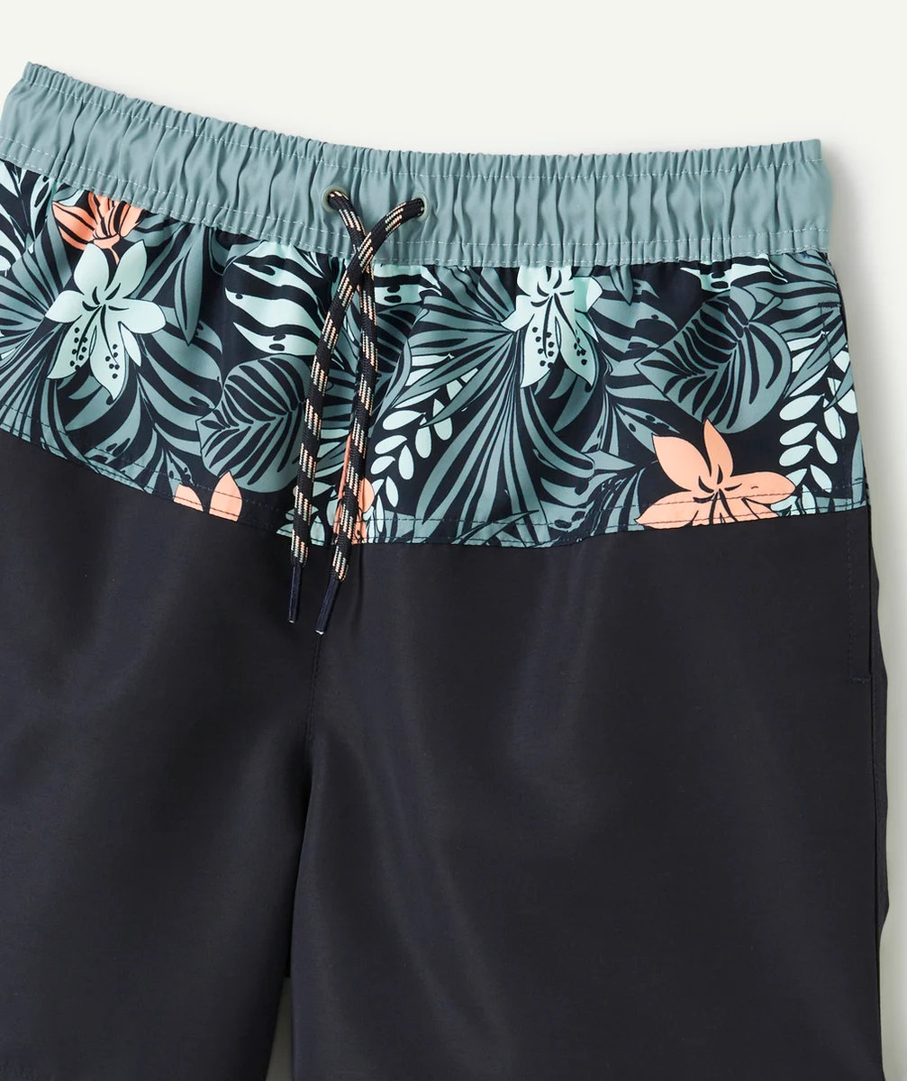 SHORT DE BAIN GARÇON EN FIBRES RECYCLÉES NOIR VERT ET IMPRIMÉ TROPICAL
